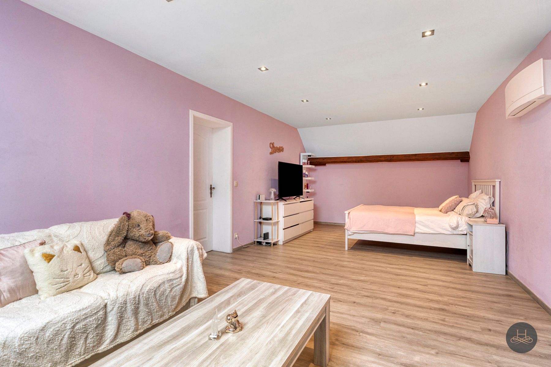 Gerenoveerde, unieke grote woning met ingerichte tuin foto 16