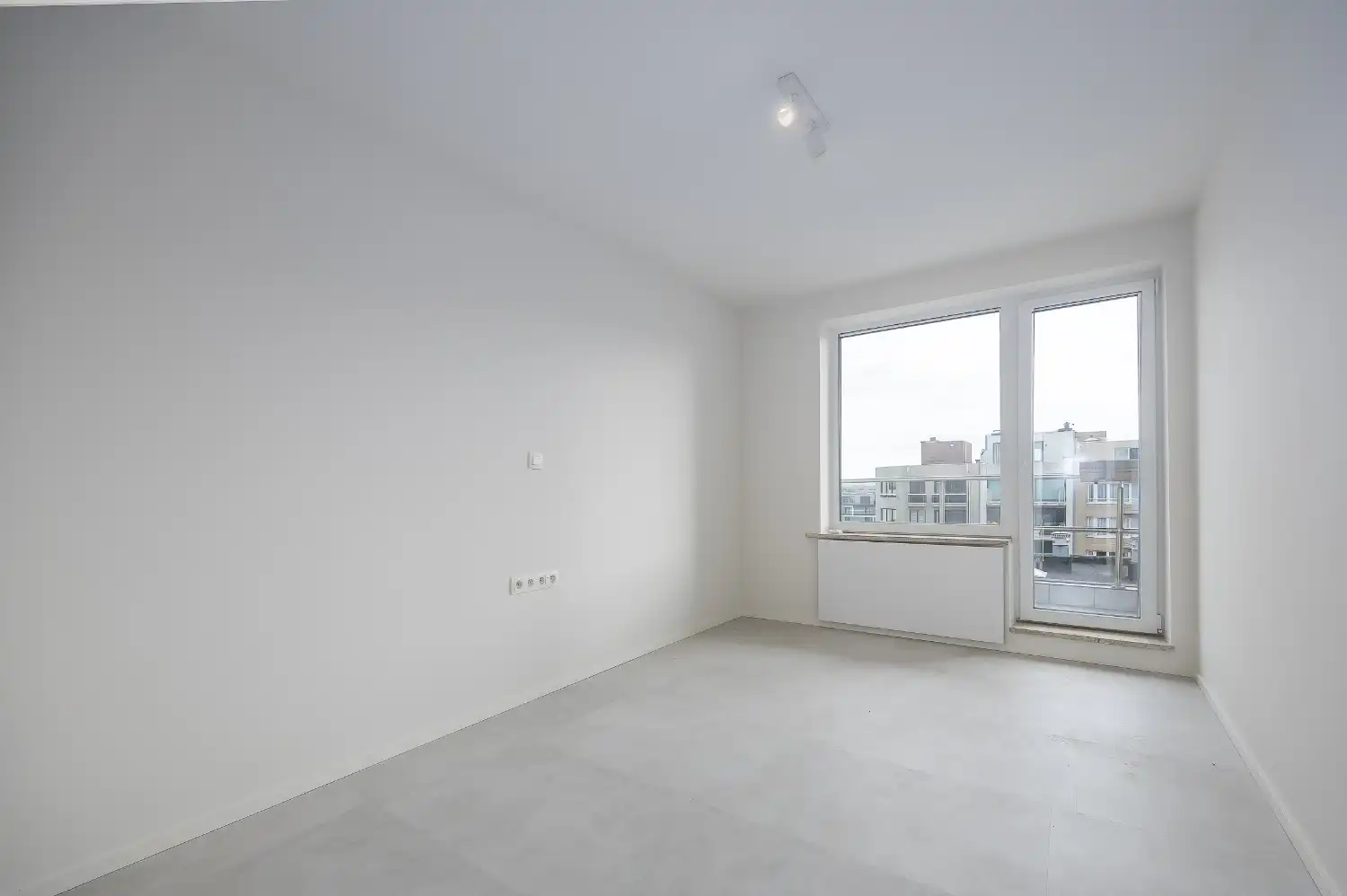 Gerenoveerd 2-slaapkamerappartement met frontaal zeezicht foto 17