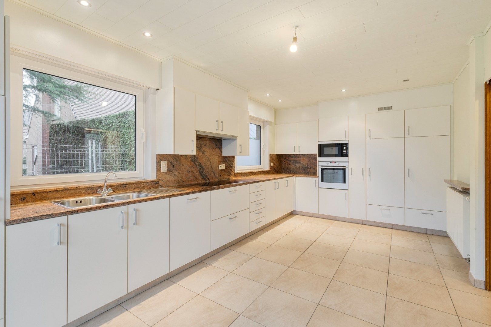 Zeer degelijke villa op 947 m² in het centrum van Rekkem! foto 6