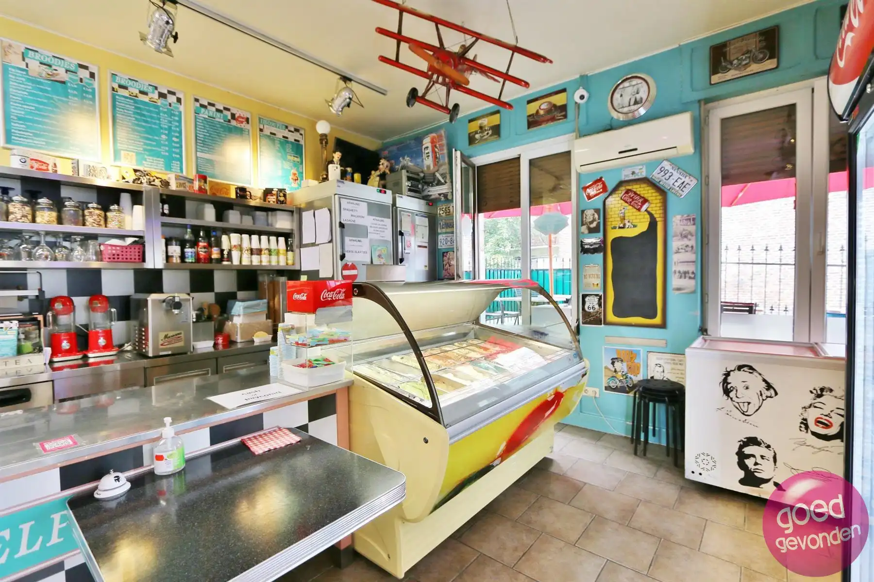 Handelsfonds - ijs en broodjesbar - parking - terras foto 10