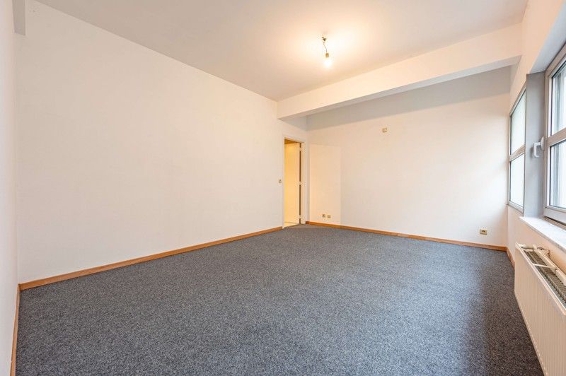 Ruim 2 slaapkamer appartement TE KOOP in hartje Waregem! foto 12