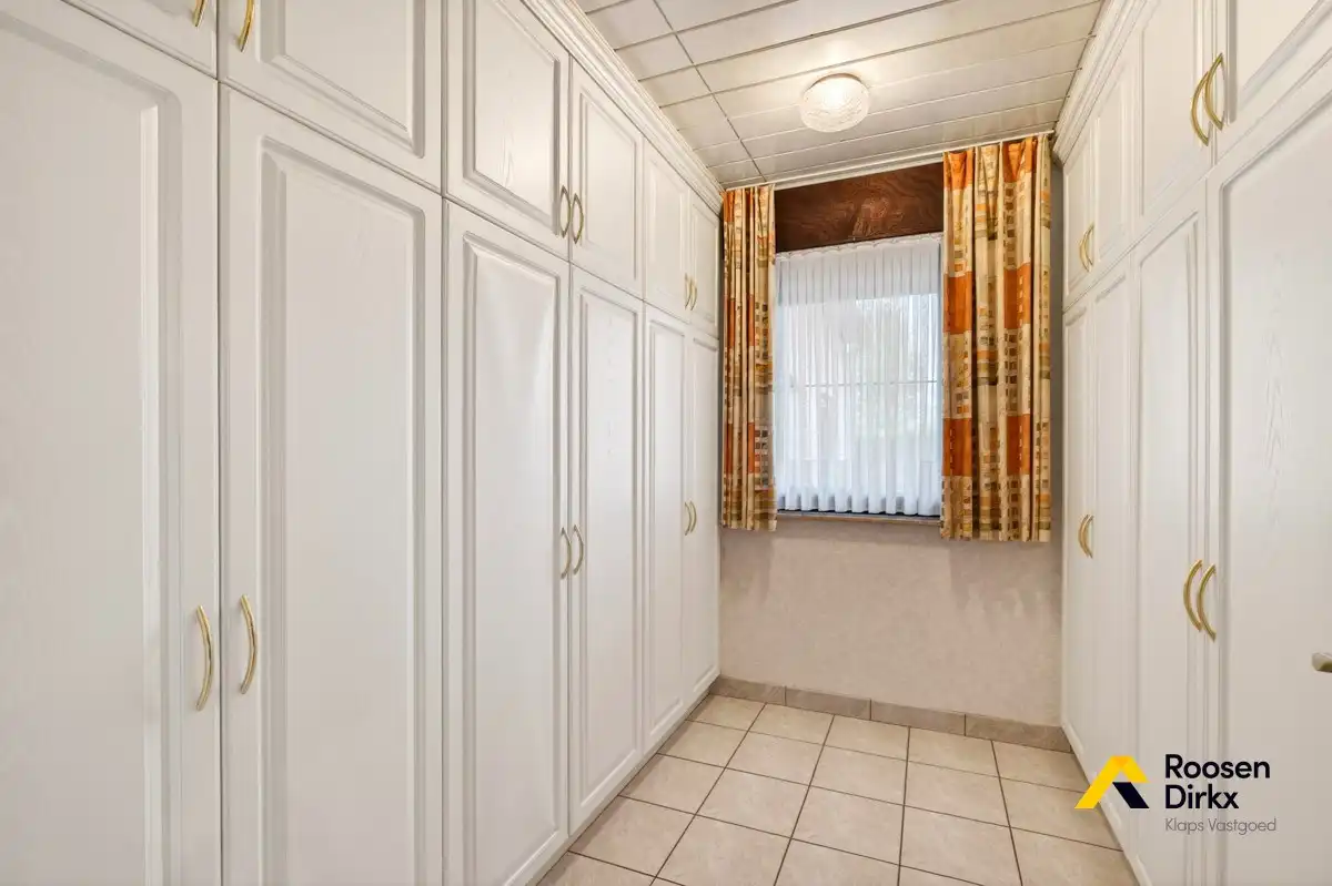 Vrijstaande en degelijke gezinswoning met 300m² bewoonbare oppervlakte en mogelijk 5 slaapkamers op perceel van 974m² foto 16
