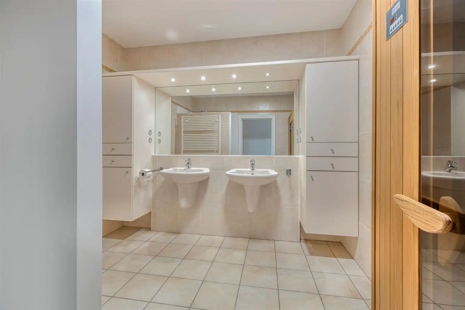 Prachtig, uitzonderlijk ruim appartement met 2 slaapkamers, 2 terrassen en inpandige garagebox, gelegen nabij het centrum van Maaseik. foto 21