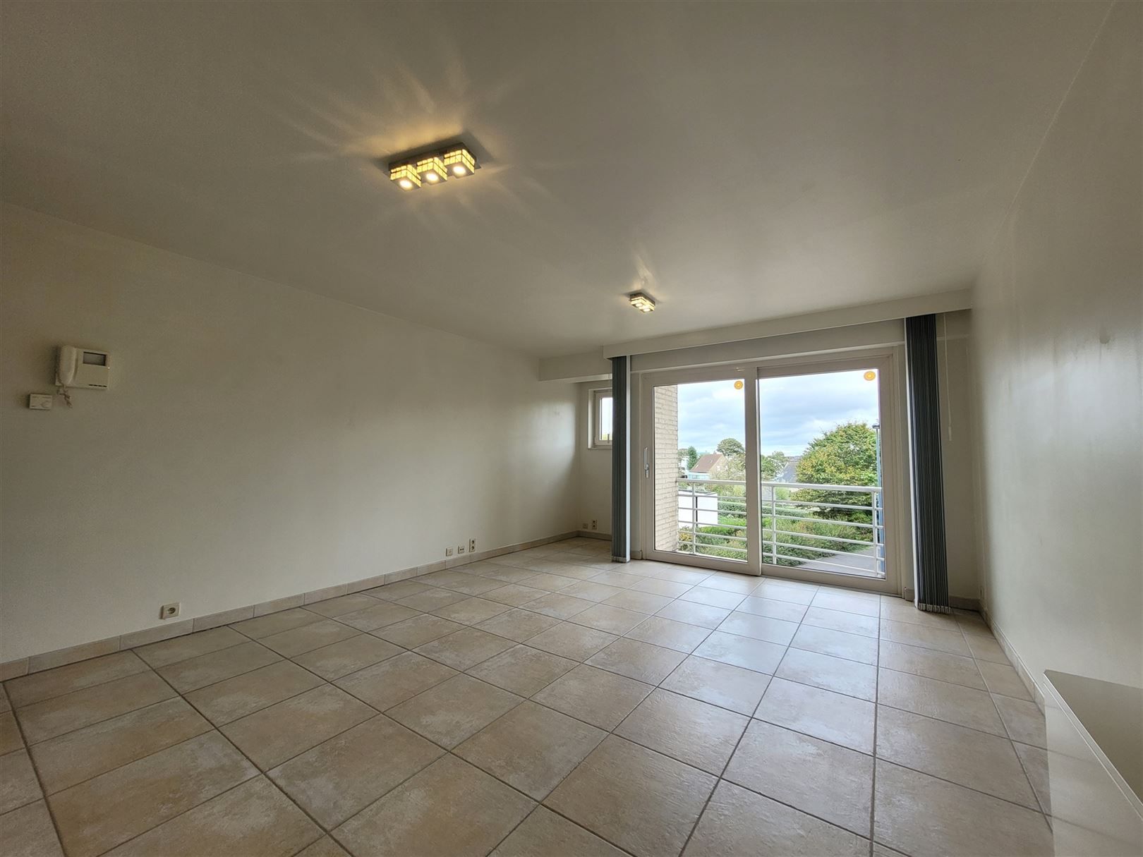 Ongemeubeld 2-slaapkamerappartement met garage foto 3