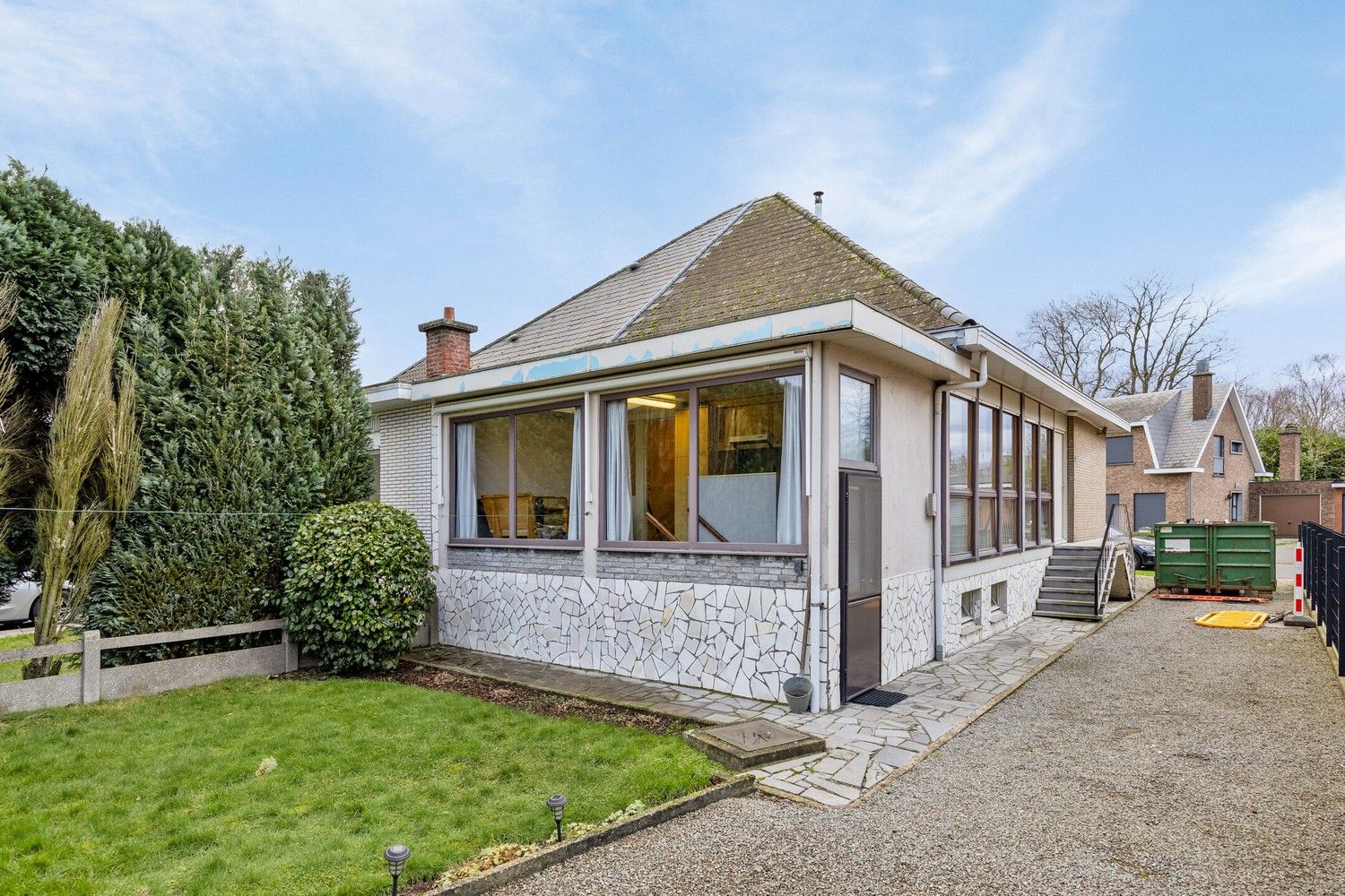 Hoofdfoto van de publicatie: Half open bebouwing 2 slaapkamers, garage en tuin.