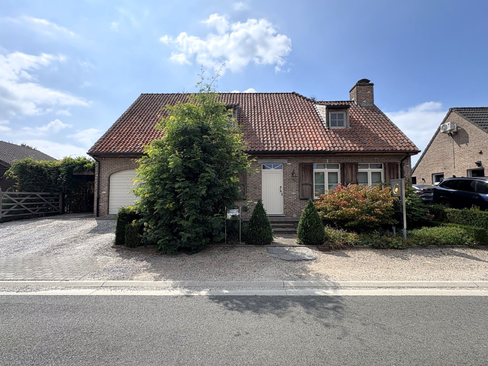Rustig gelegen, alleenstaande woning met prachtige tuin foto 2