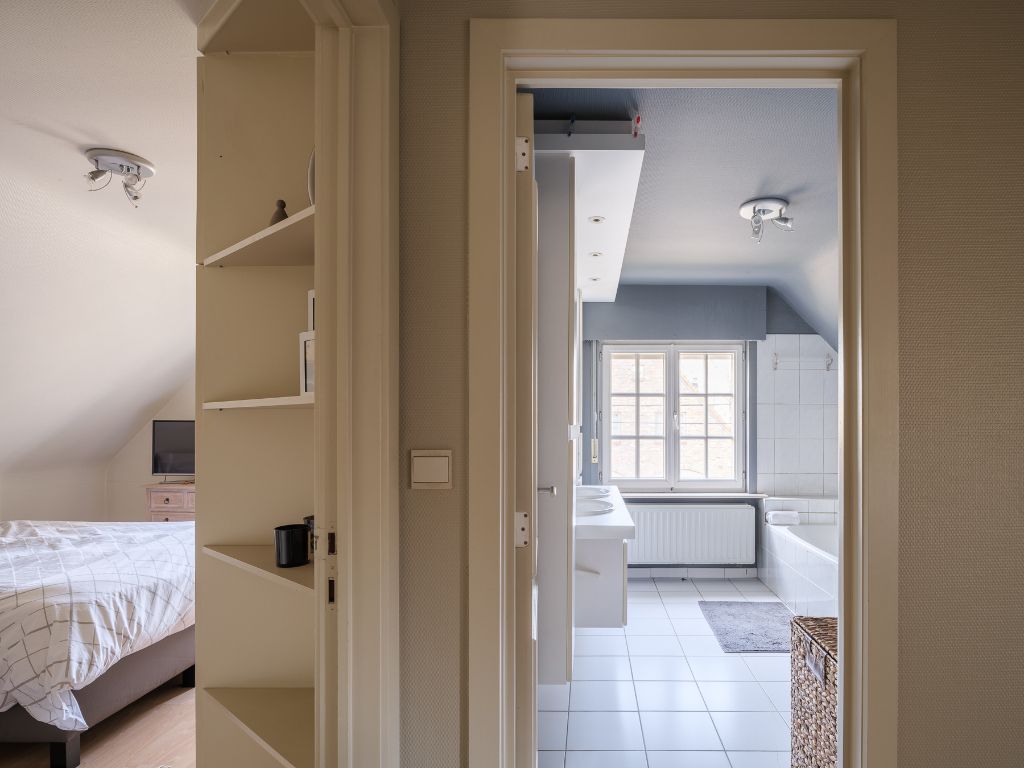 Instapklare, vrijstaande woning met zwembad op een zonnig perceel, drie slaapkamers en de mogelijkheid voor een praktijkruimte in een rustige omgeving. foto 28
