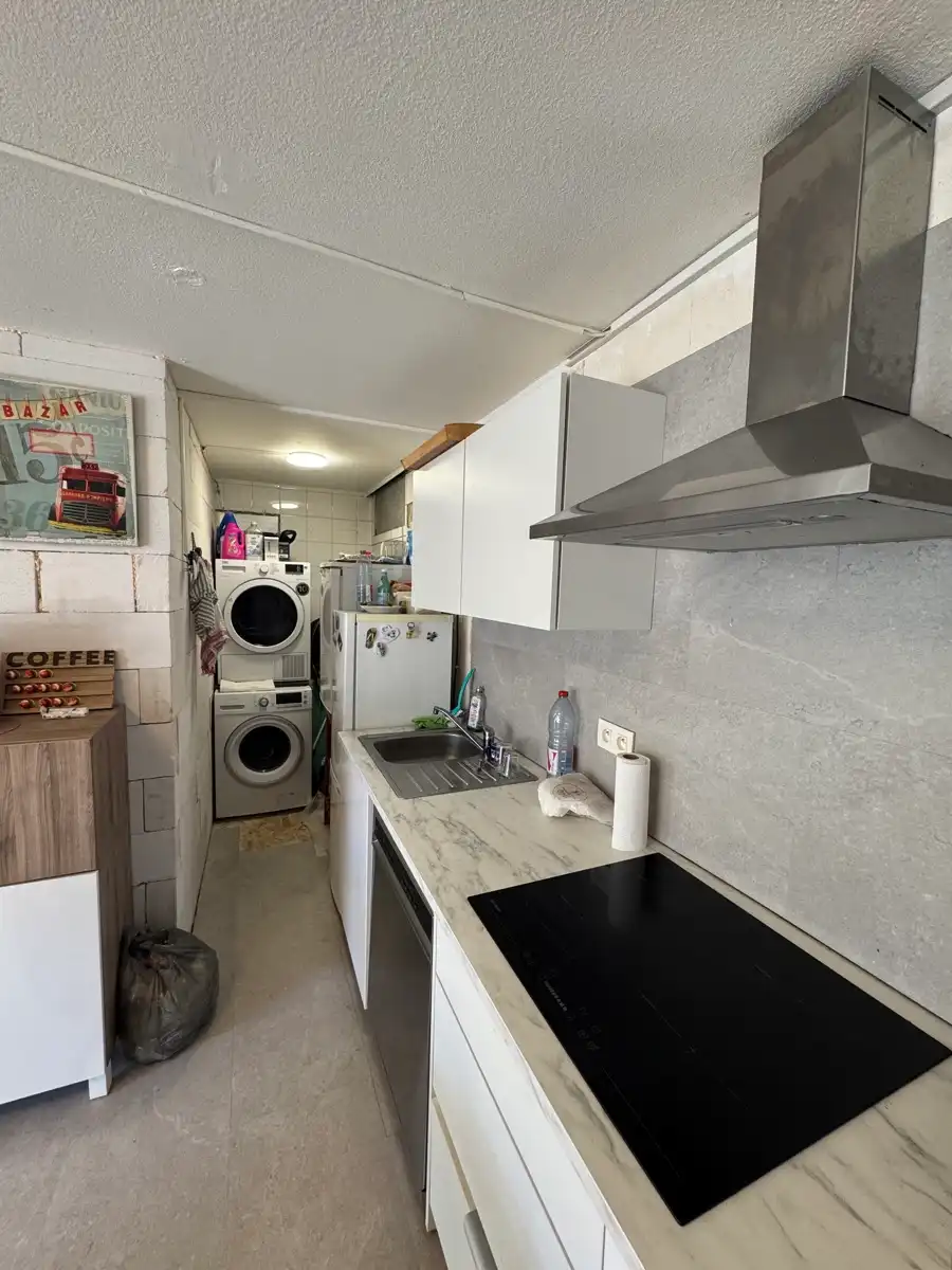 Lichtrijke studio met terras en parking in "Les Venelles" foto 5