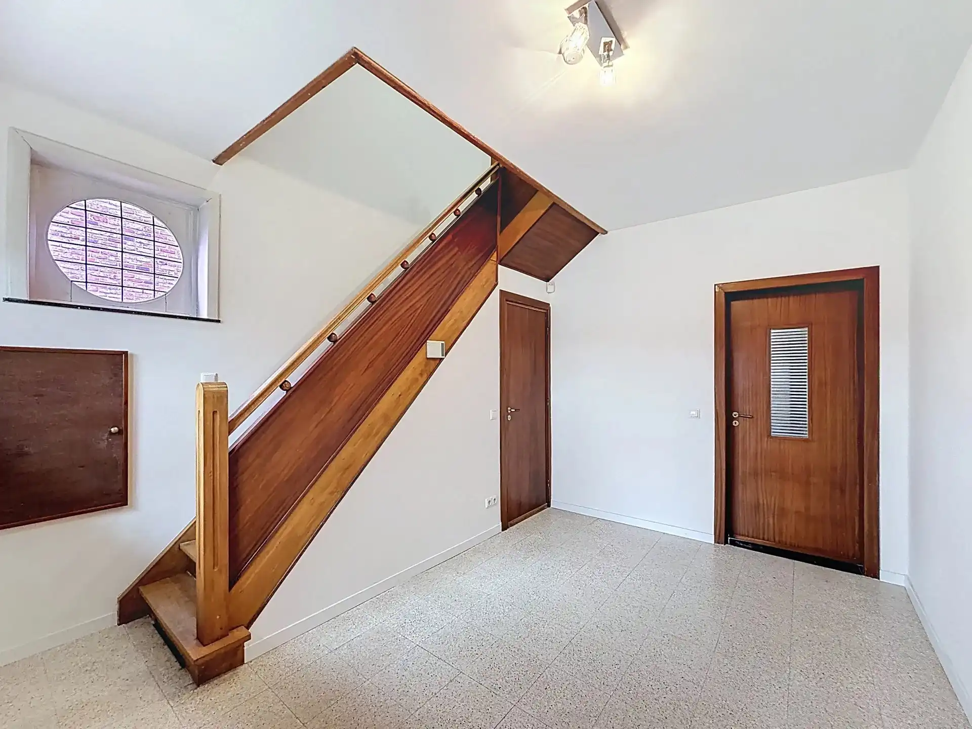 Zeer ruime en verzorgde woning met 5 slaapkamers en 2 badkamers op een groot perceel foto 3