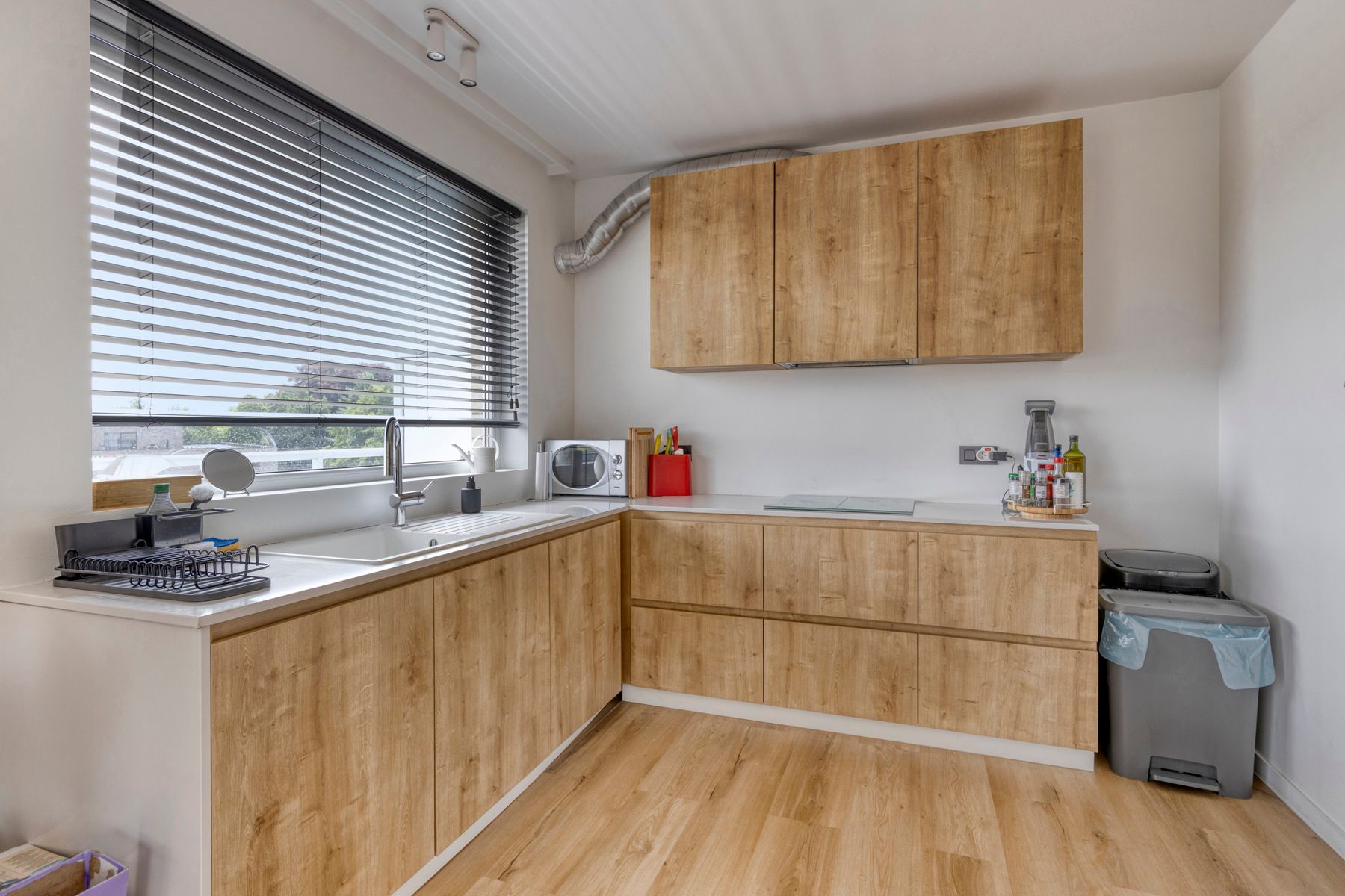 Centraal gelegen gerenoveerd appartement | Station Brugge foto 13