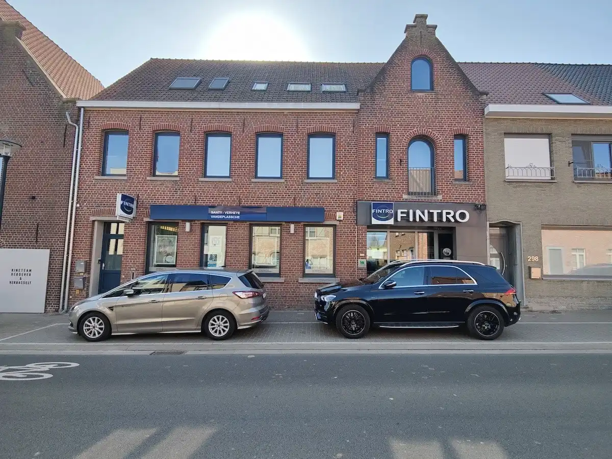 Beselare - Investeringspand met kantoorruimte en 2 verhuurde appartementen foto {{pictureIndex}}