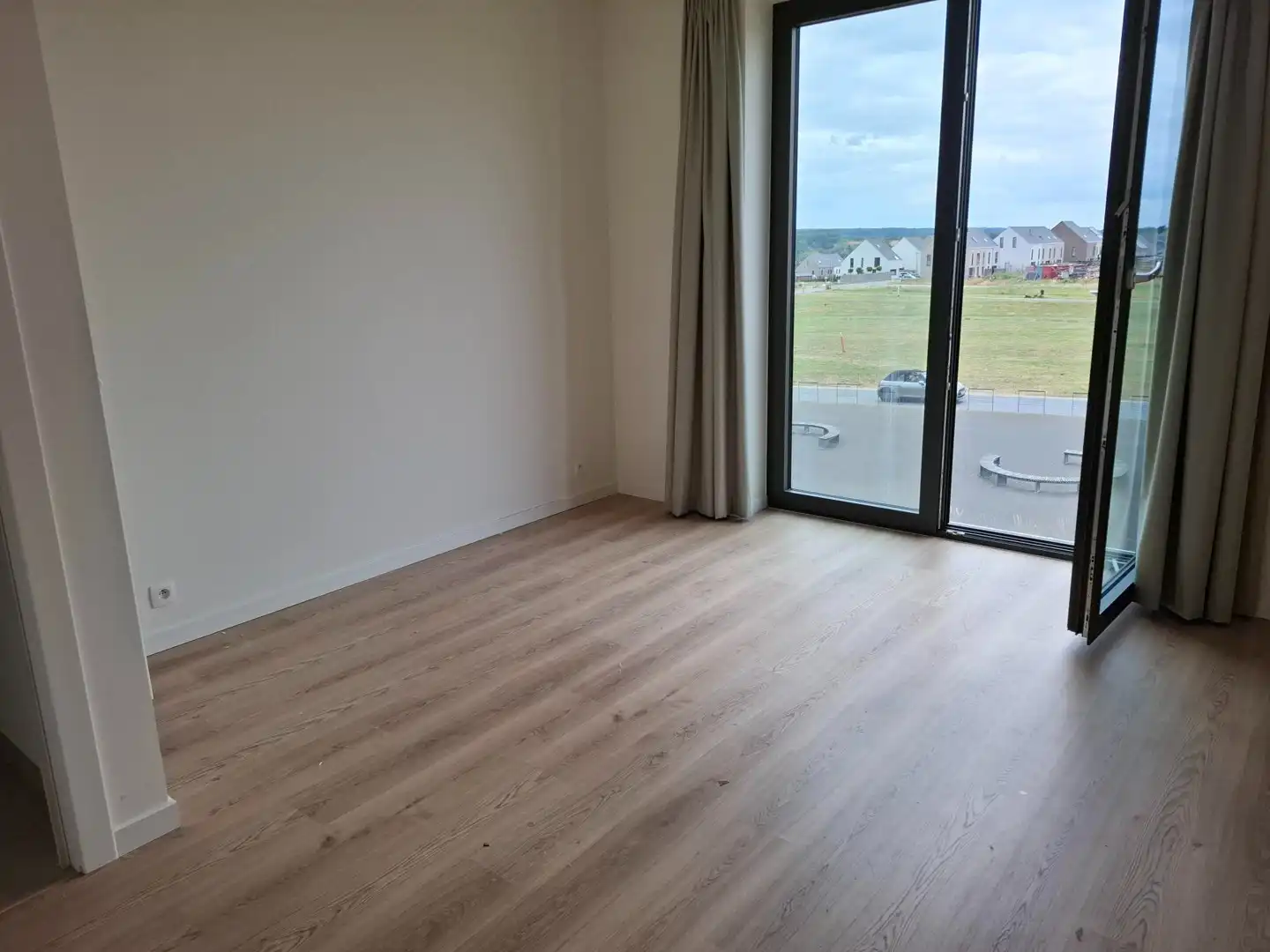 Ruim lichtrijk 3 slaapkamerappartement met terras, parking en berging inbegrepen foto 8