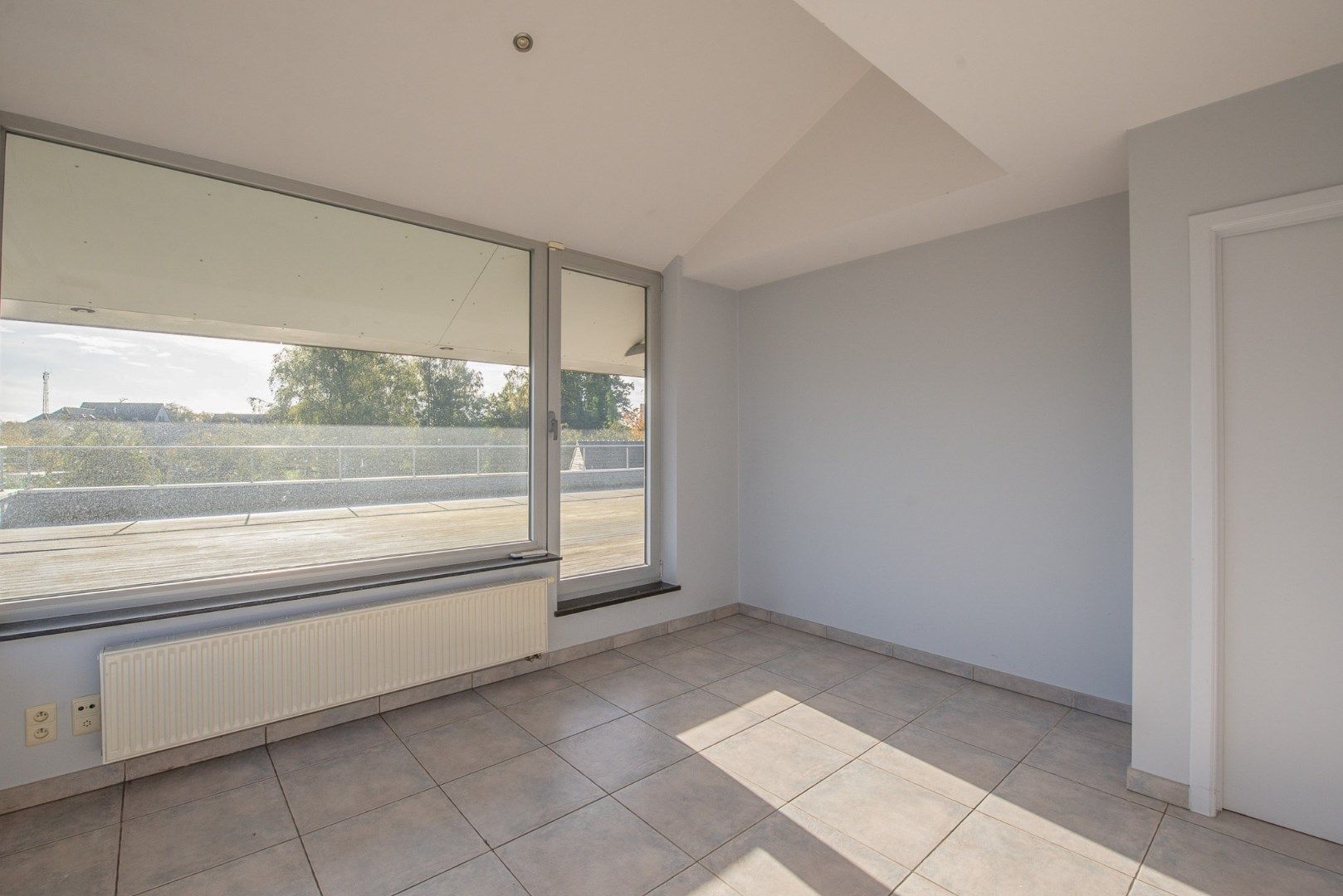 Instapklaar 2 slaapkamer appartement met zonnig ruim terras van 100m2 te Beernem foto 11