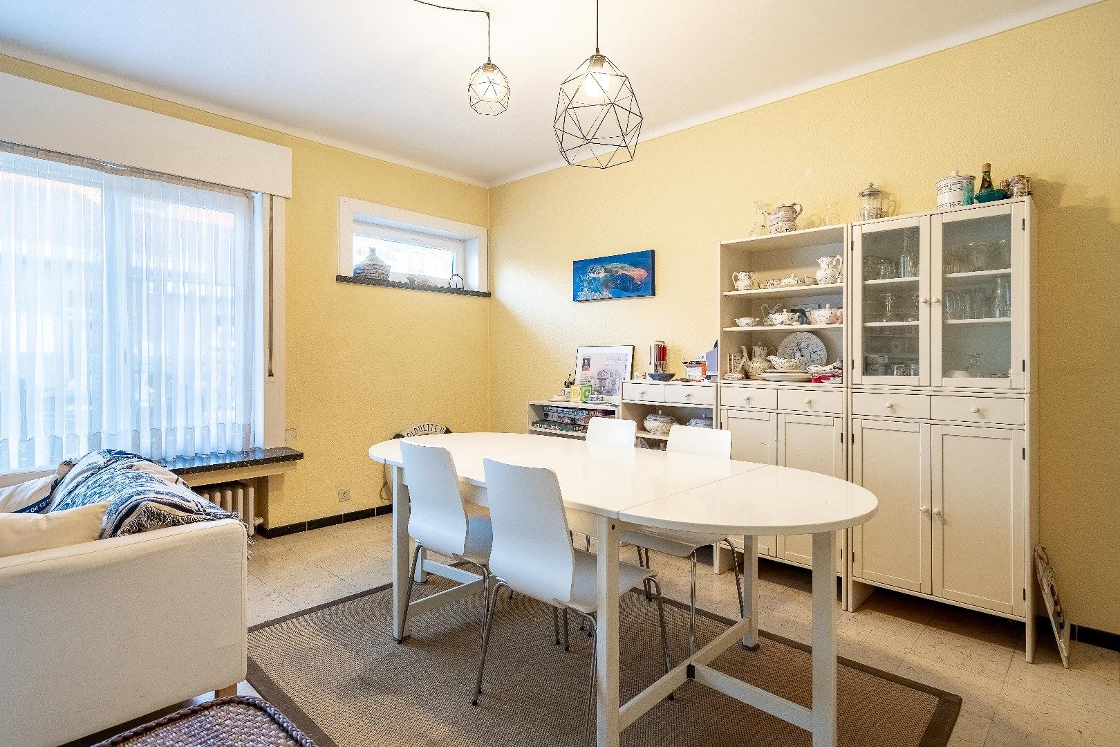 Te renoveren appartement gelegen in een kleinschalige residentie in een zijstraat van de Dumortierlaan. foto 6
