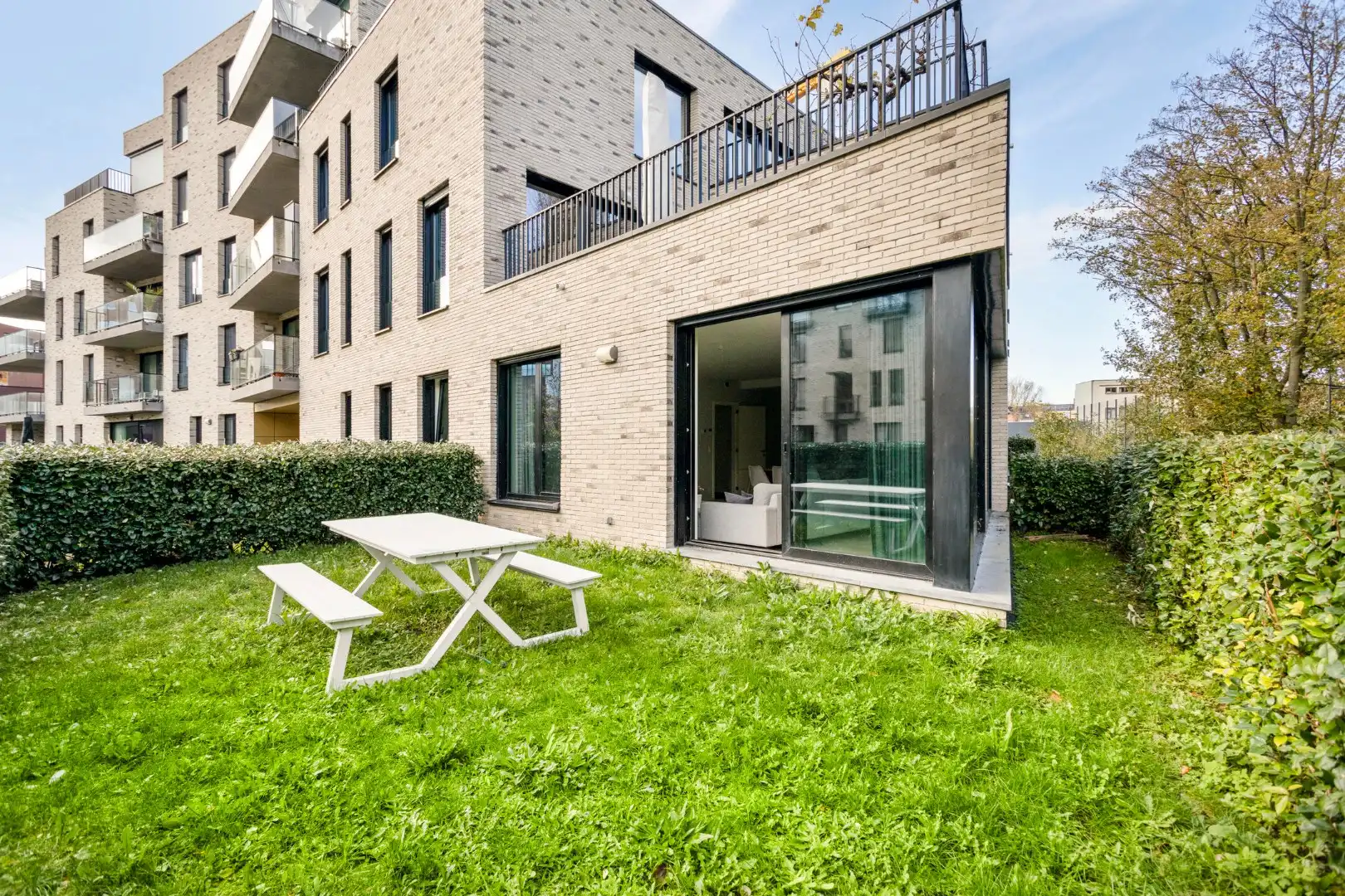3- slaapkamer appartement gelegen te midden van het groen met privatieve tuin. foto {{pictureIndex}}