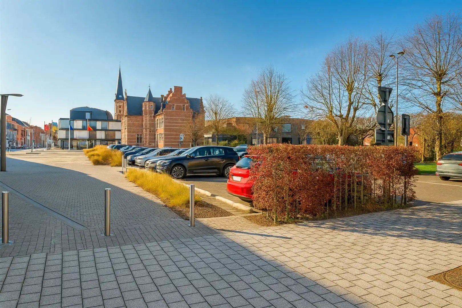 Uniek kantoorgebouw met duplex appartement te koop foto 2