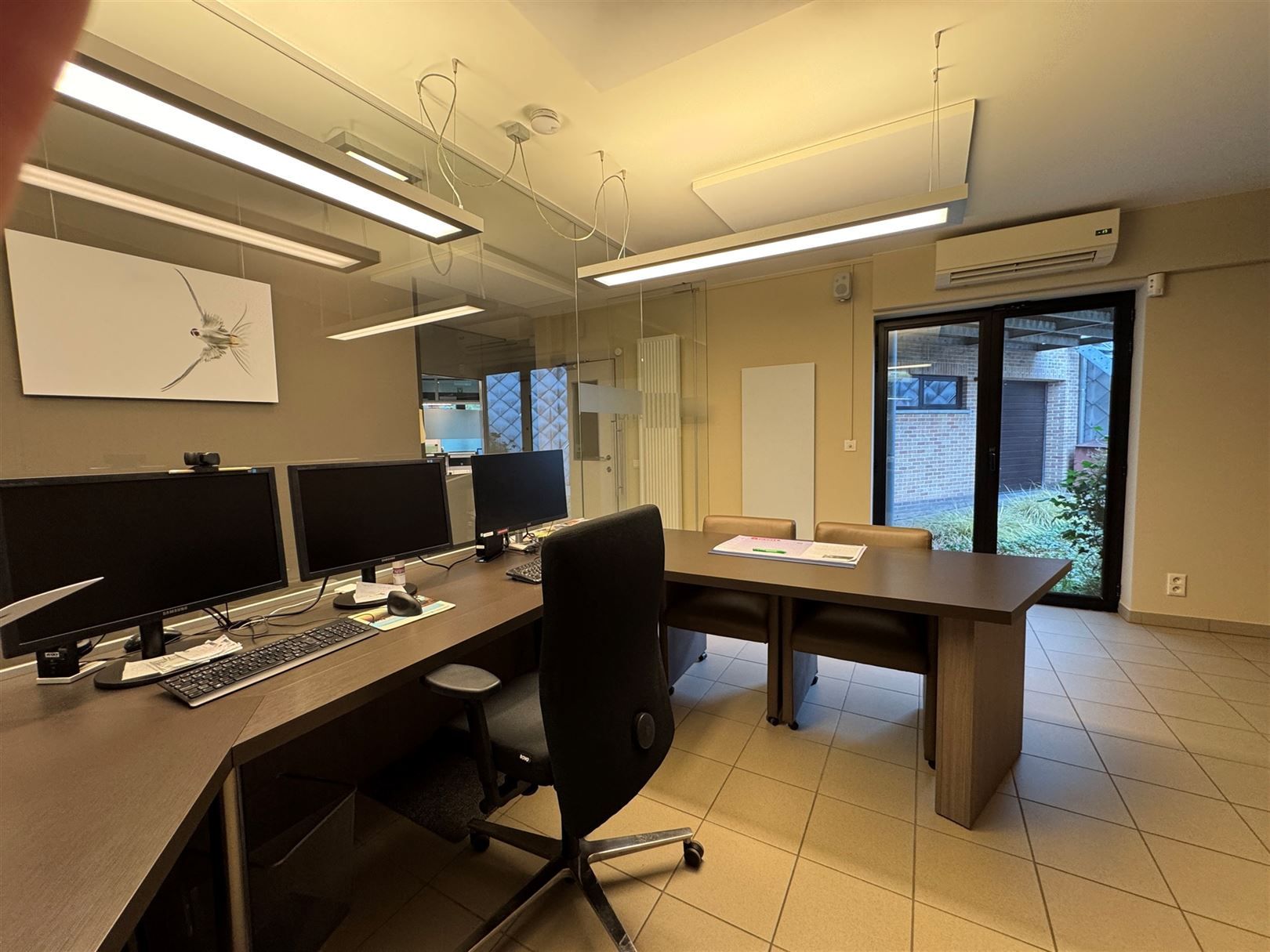 Uniek kantoorgebouw met duplex appartement te koop foto 2