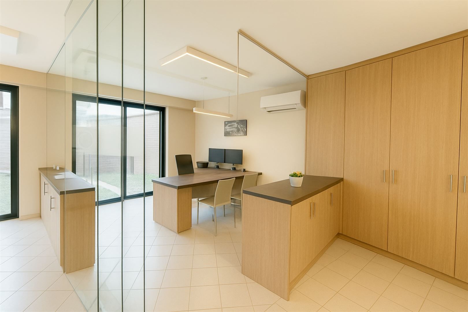 Uniek kantoorgebouw met duplex appartement te koop foto 2