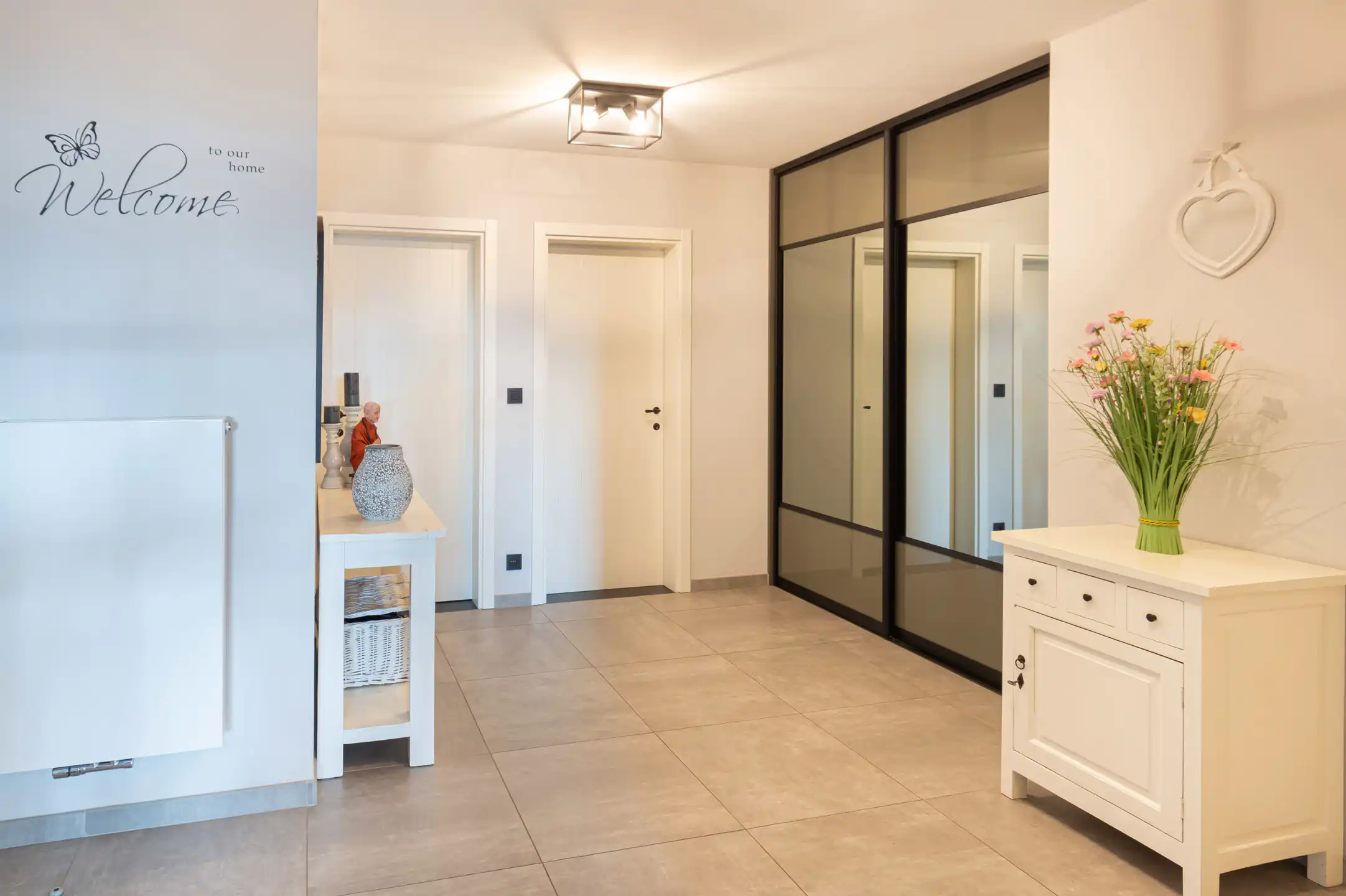 Lichtrijk appartement met terras en zicht op het water  foto 9