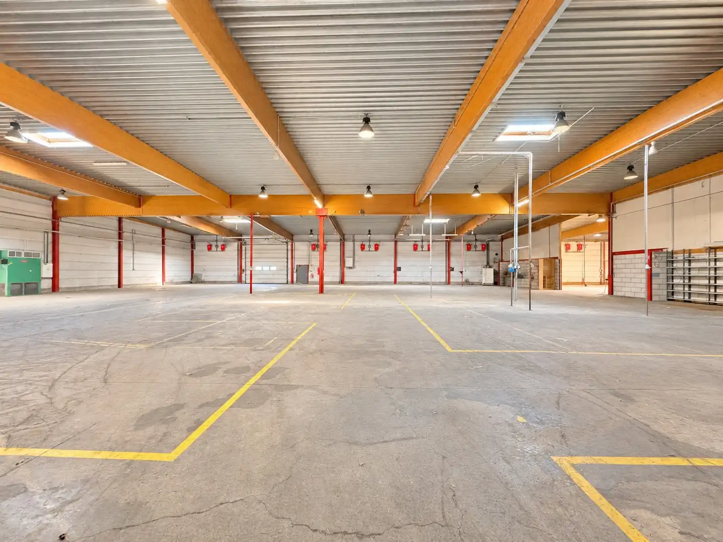 Bedrijfsgebouw +/- 3.021 m² met magazijn en kantoren in Marke foto 10