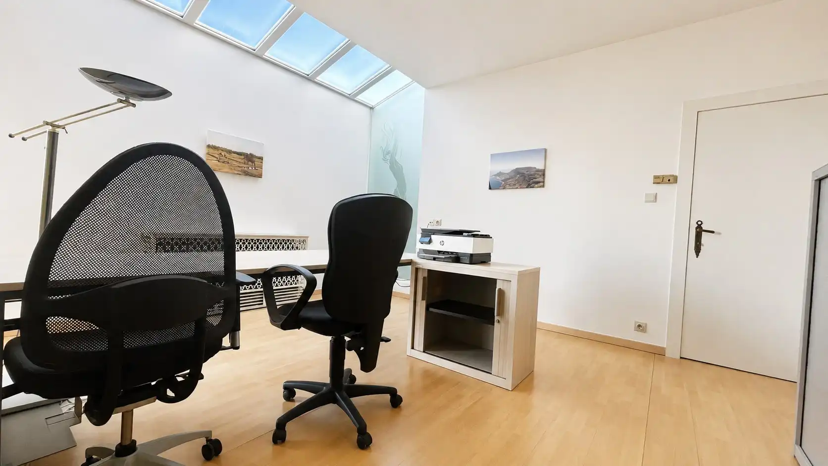 Grote eigendom op centrale ligging met 2 bijgebouwen, terrassen en veel binnenruimte foto 4