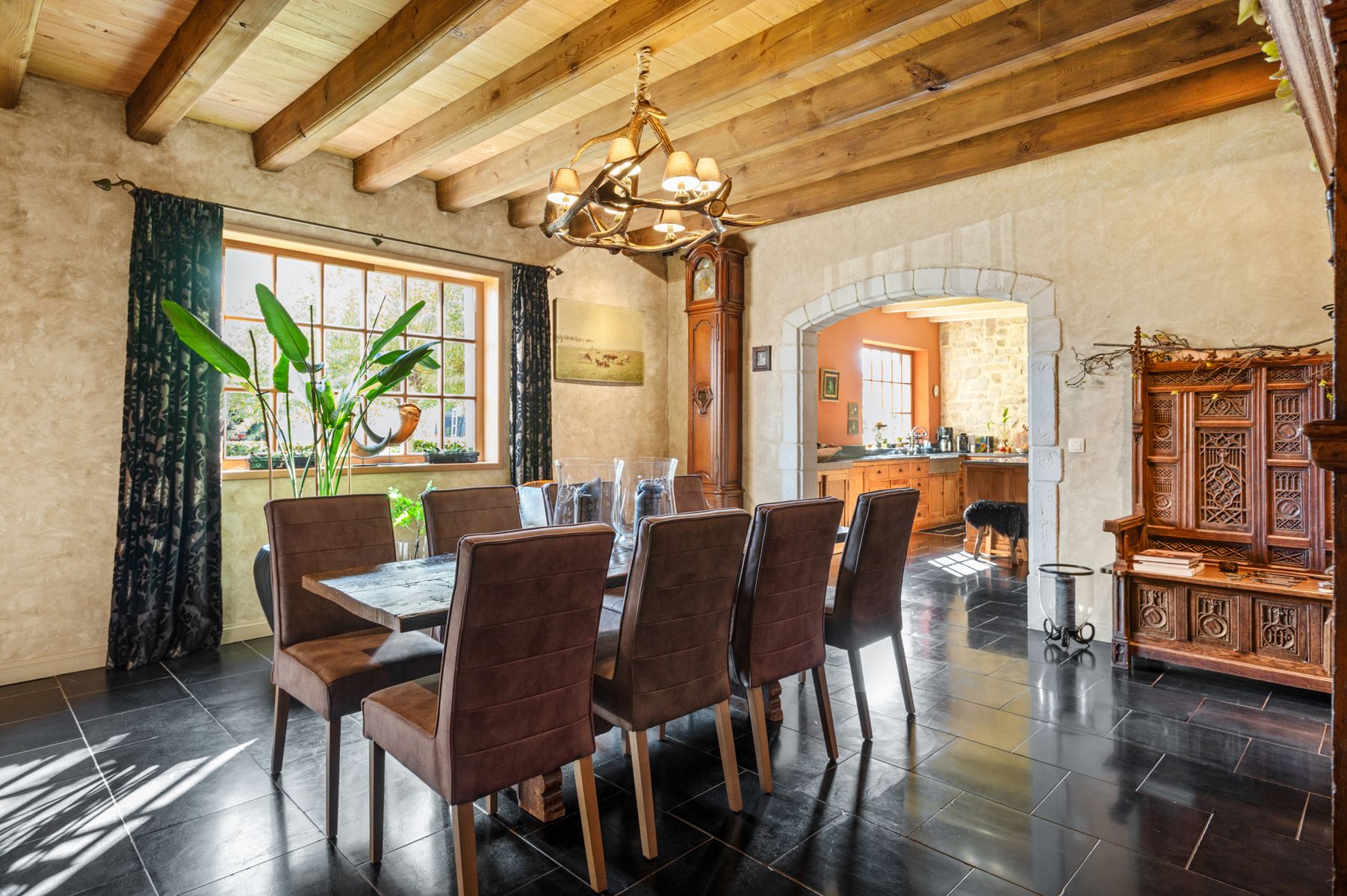 Gerenoveerde hoevewoning met praktijk en paardenstallen.  foto 15