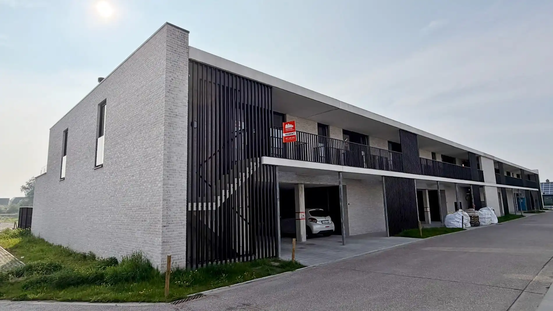 Lichtrijk appartement in een rustige, groene omgeving met groot terras en carport. foto 16