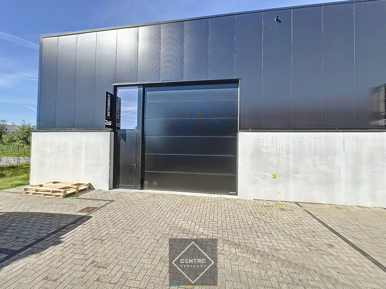 LOODS (132m²) voor OPSLAG inclusief private parkeerplaats voor de deur en vrije hoogte 6m op ambachtelijke zone te Ingelmunster. foto 3