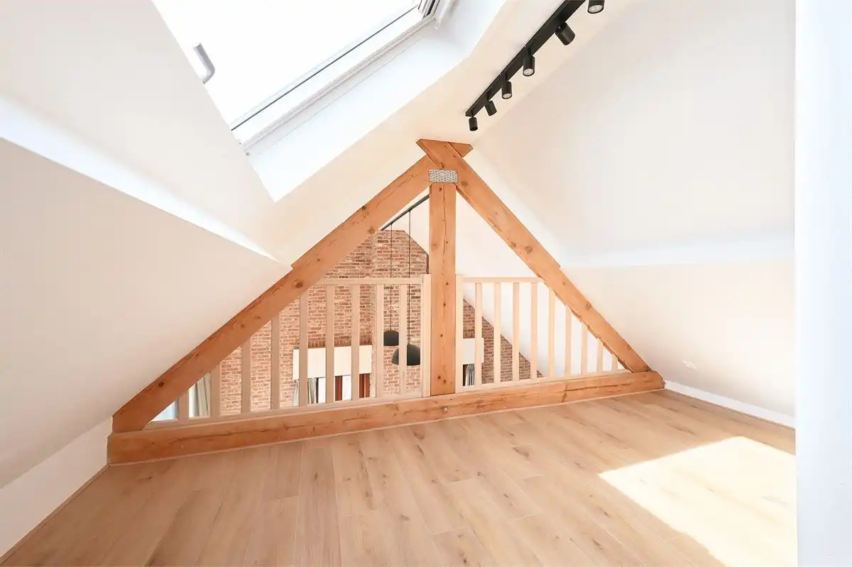 Uniek dakkappartement met zeer grote garage foto 13