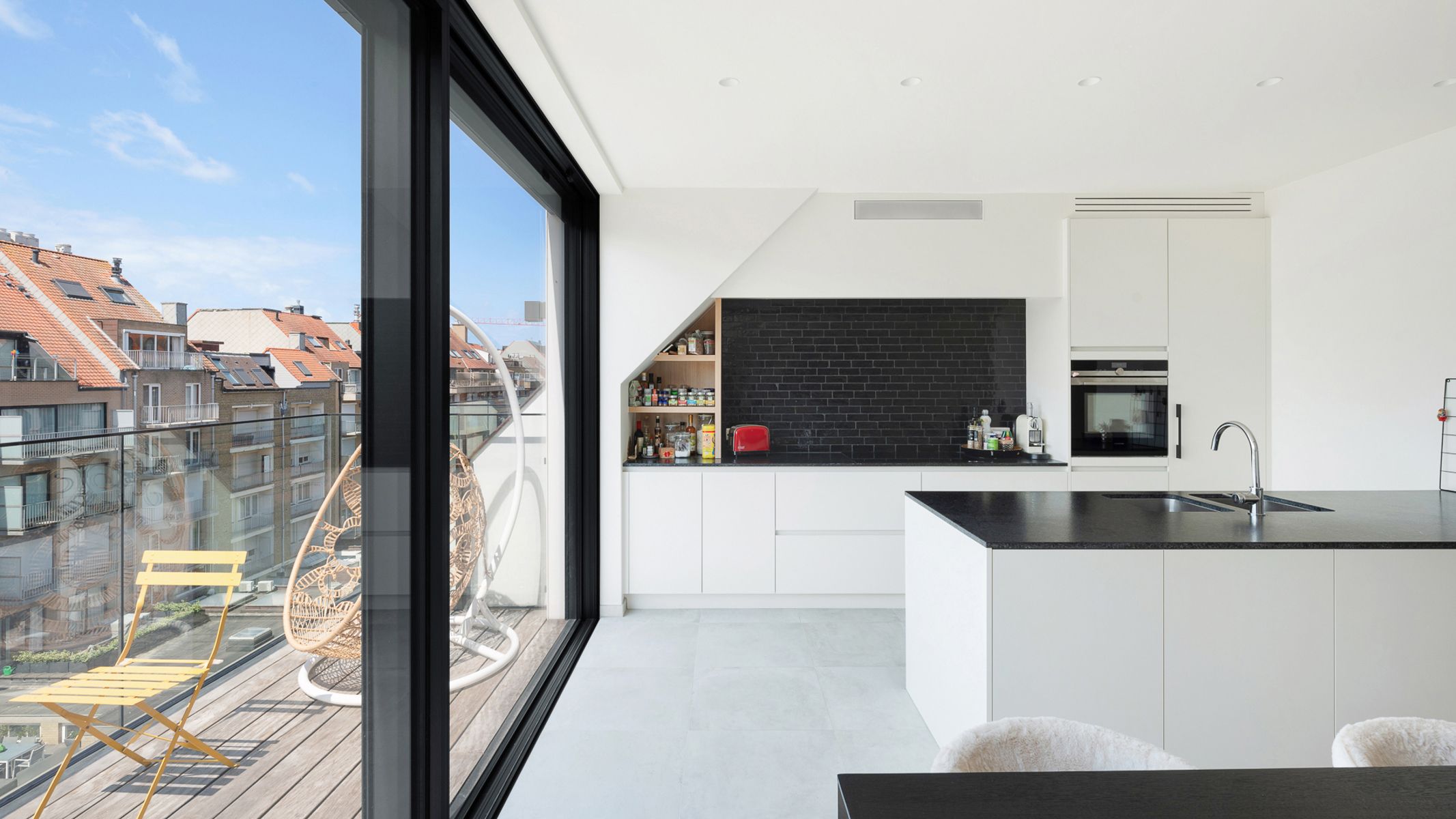 Stijlvol nieuwbouwappartement (2023) met zonneterrassen, op toplocatie vlak bij strand en winkels foto 10