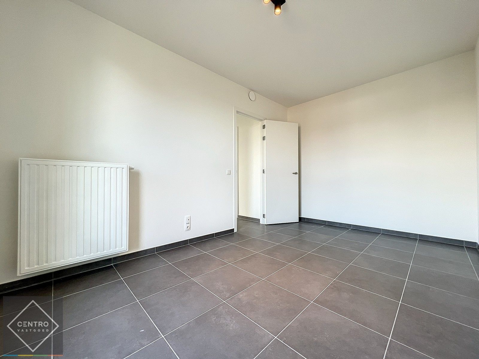 Laatste maanden aan 6% BTW ! Volledig afgewerkt en geschilderd NB-appartement (103m²) met RUIM zonneterras (26m²) pal in het CENTRUM van Kortrijk ! foto 19