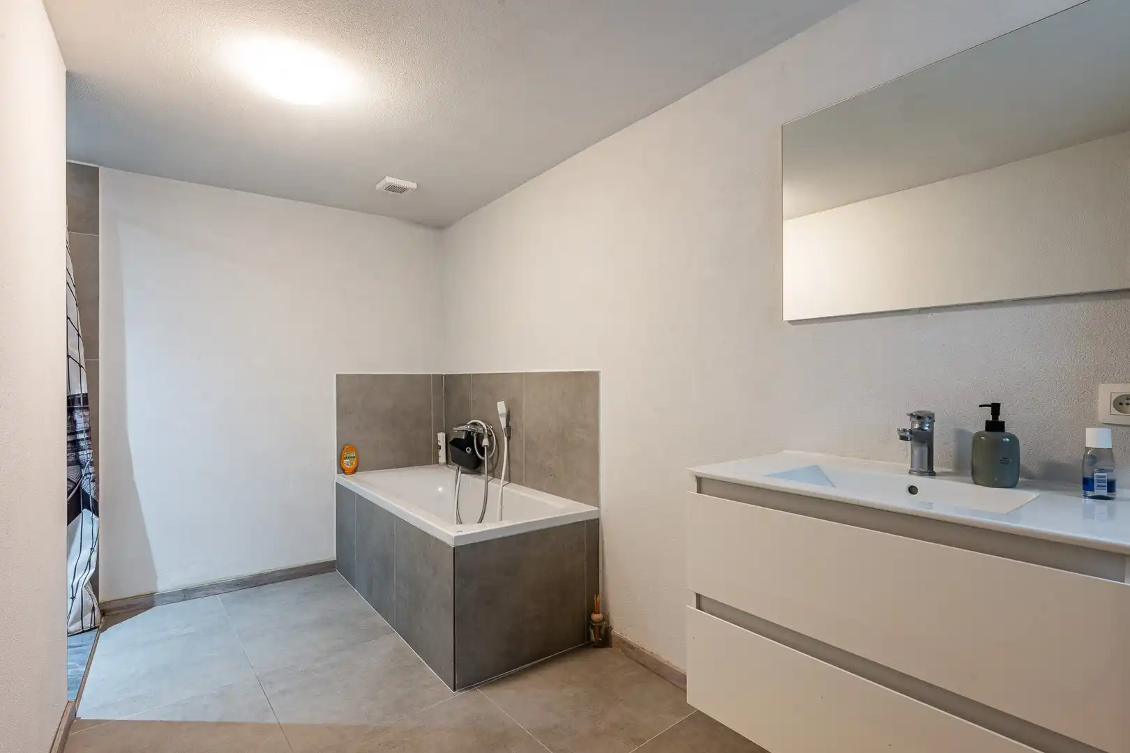 Ruime gezinswoning in Eeklo met 5 slaapkamers, 2 badkamers en gezellige stadskoer foto 8