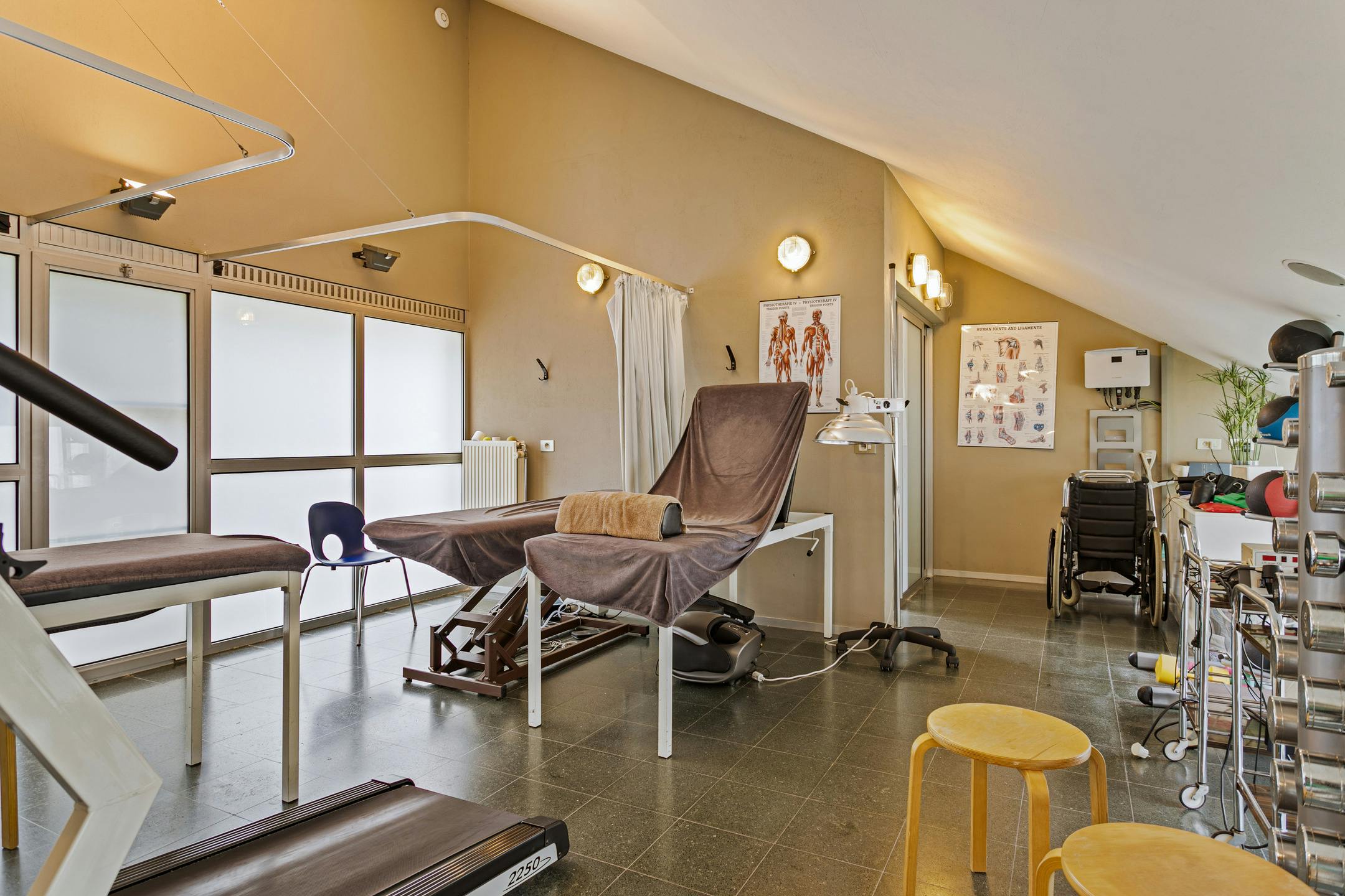 Ruime villa met praktijkruimte te koop in Sint-Baafs-Vijve foto 16