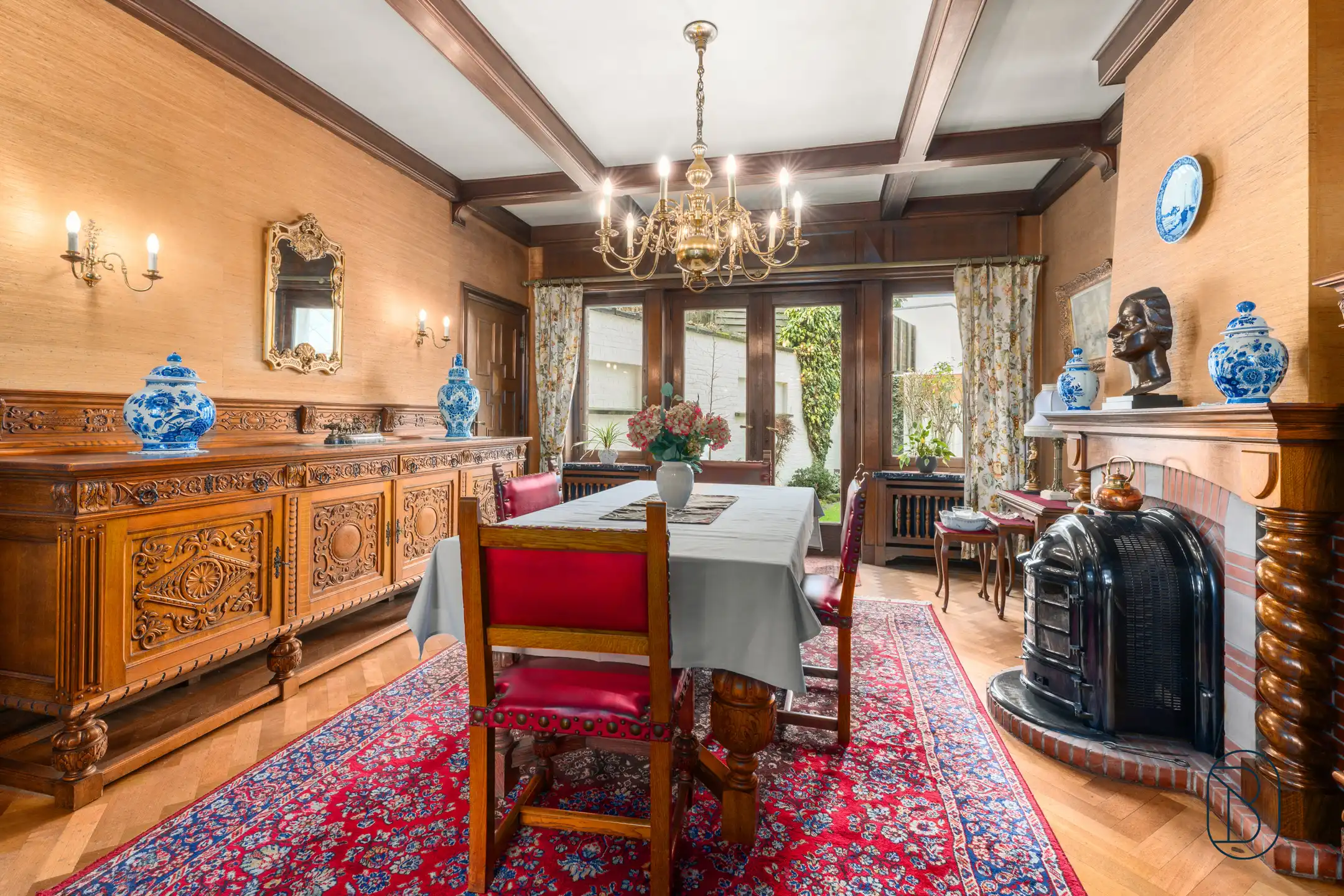 Topgelegen op te frissen herenwoning met ruime garage foto 8