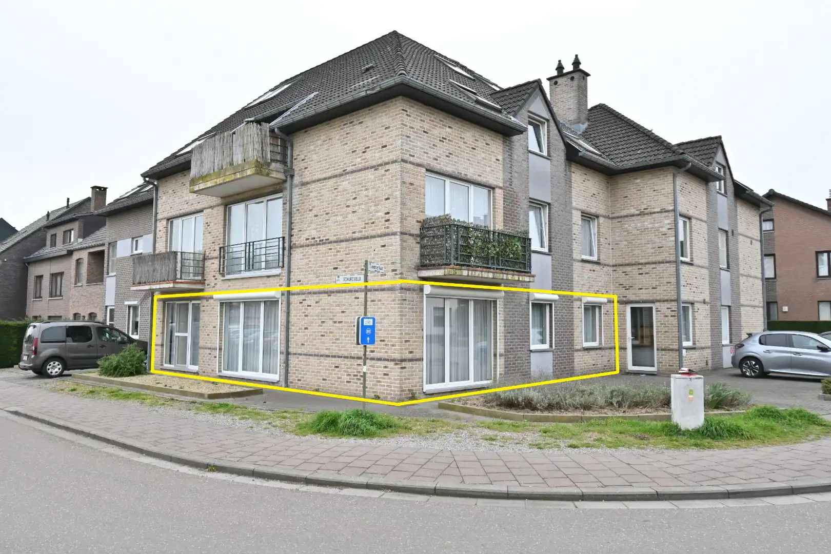 Gelijkvloers appartement met 2 slaapkamers en garage foto {{pictureIndex}}