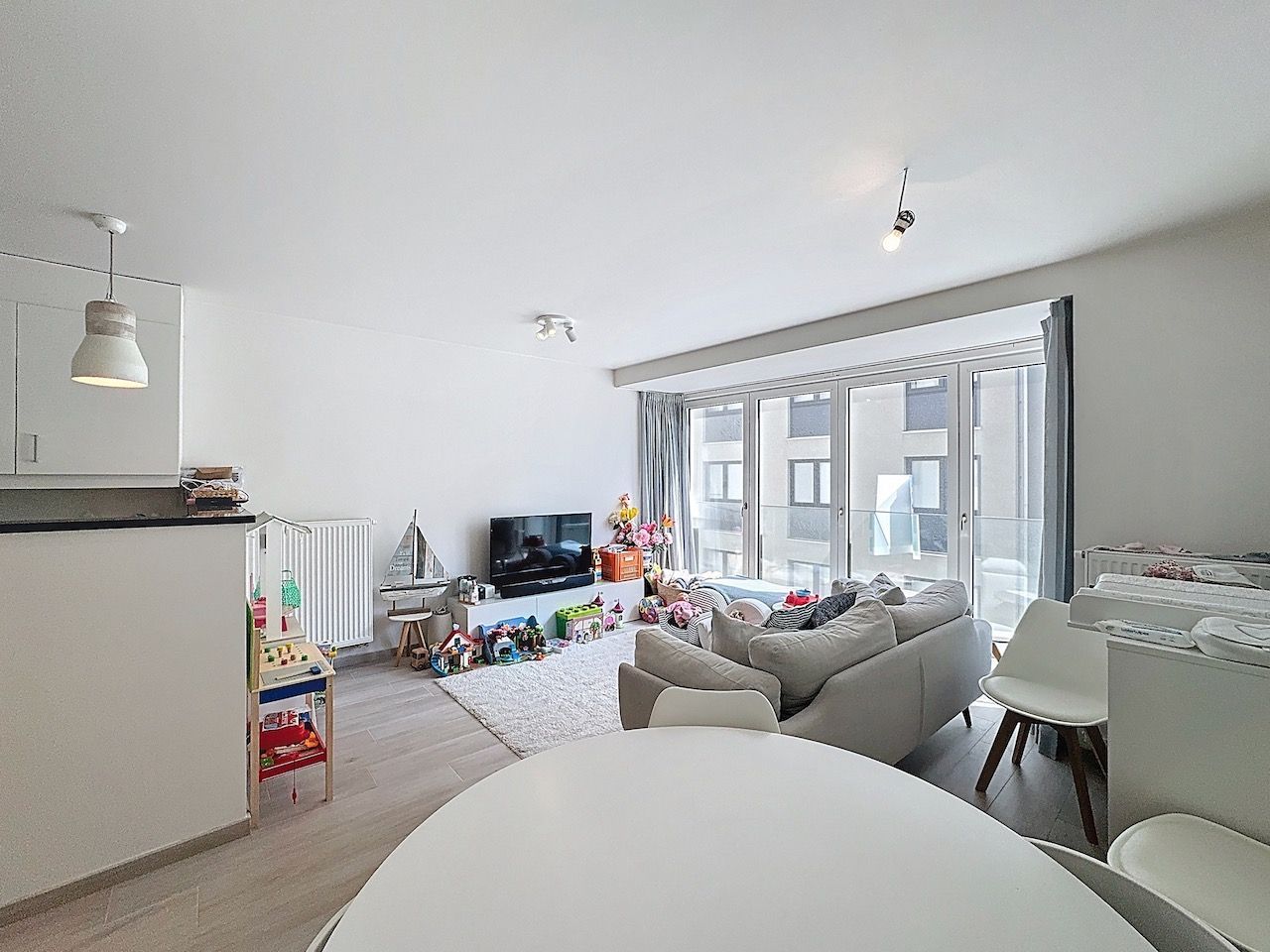 Quasi nieuwbouwappartement (A-Label) met zijdelings zeezicht te Duinbergen foto 1