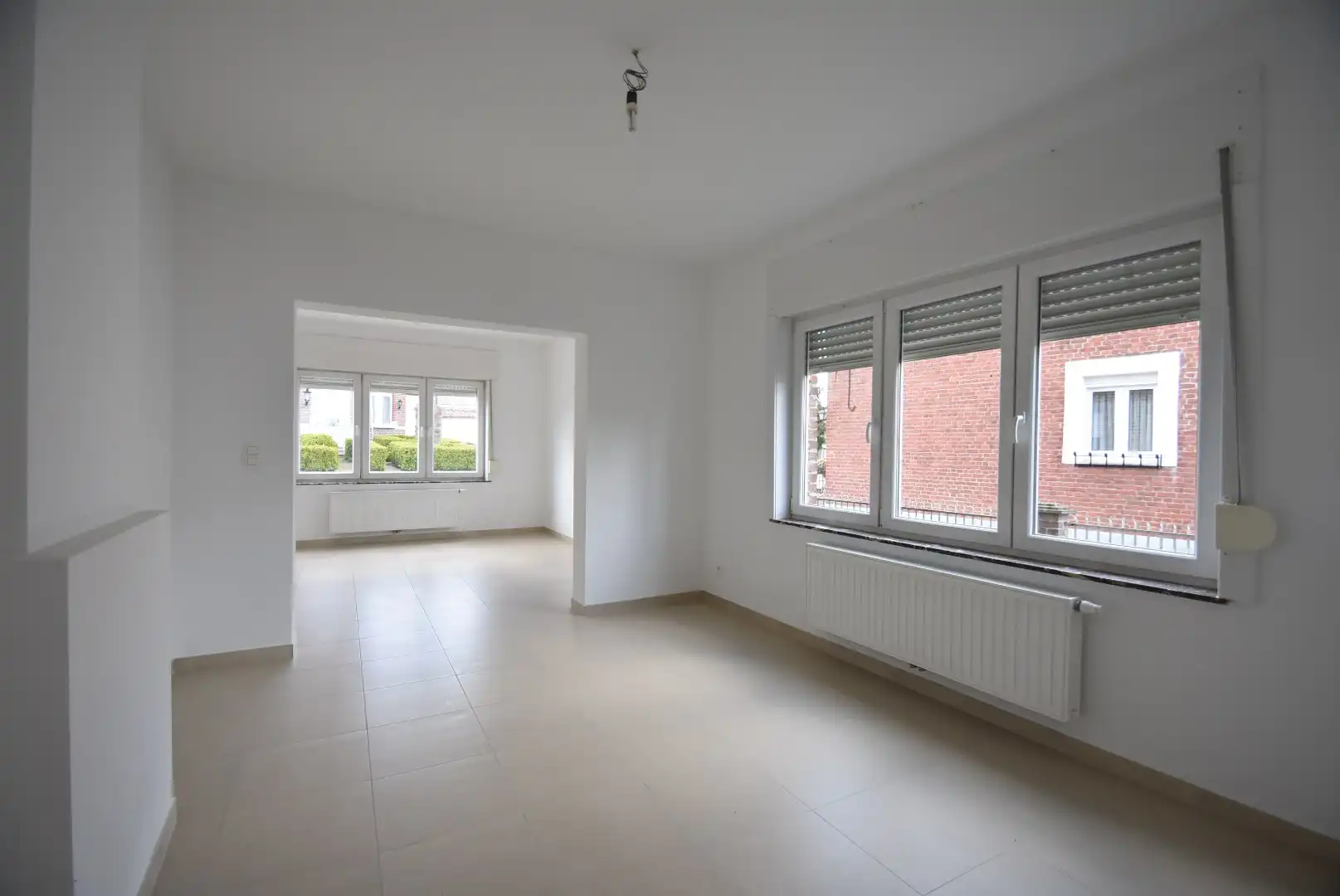 Fris en luchtig gerenoveerde woning met drie slaapkamers, terras, en garage, inbegrepen de stroom via zonnepalen.  foto 18