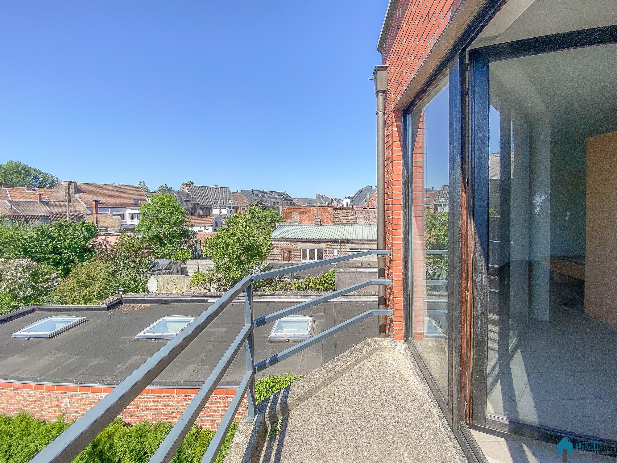 Ruime flat met autostaanplaats foto 13