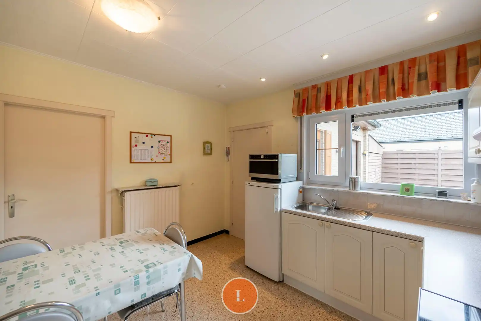 Te koop bungalow met 4 slaapkamers en ruime garage in rustige buurt foto 5