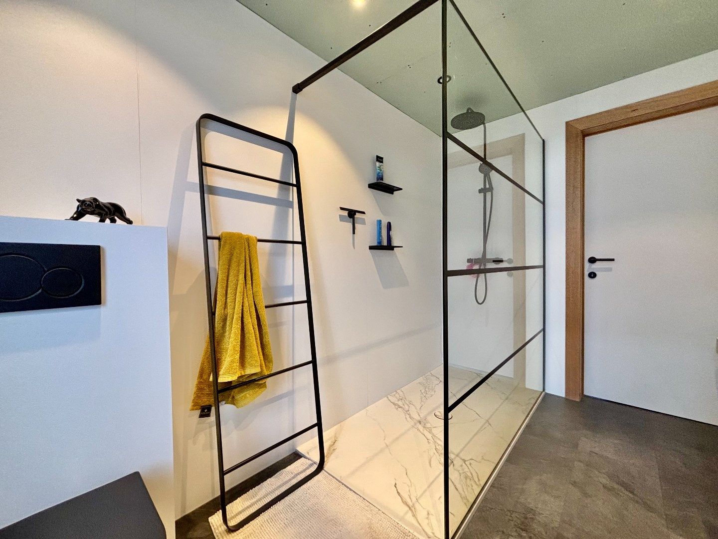 GOED ONDERHOUDEN WONING MET 3SLPK, PRACHTIGE BADKAMER EN GOED ONDERHOUDEN TUIN foto 7
