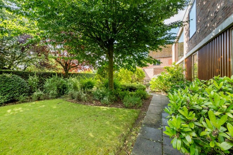 Instapklare architecturale woning met prachtige tuin en uitstekende ligging foto 26