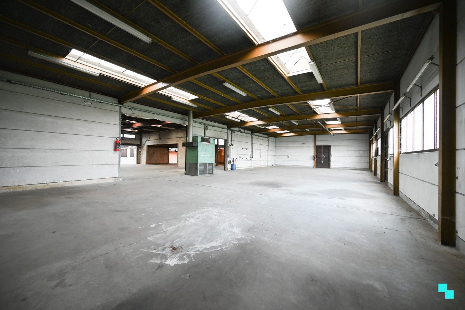 Te renoveren woning met magazijn op zichtlocatie in Izegem foto 12