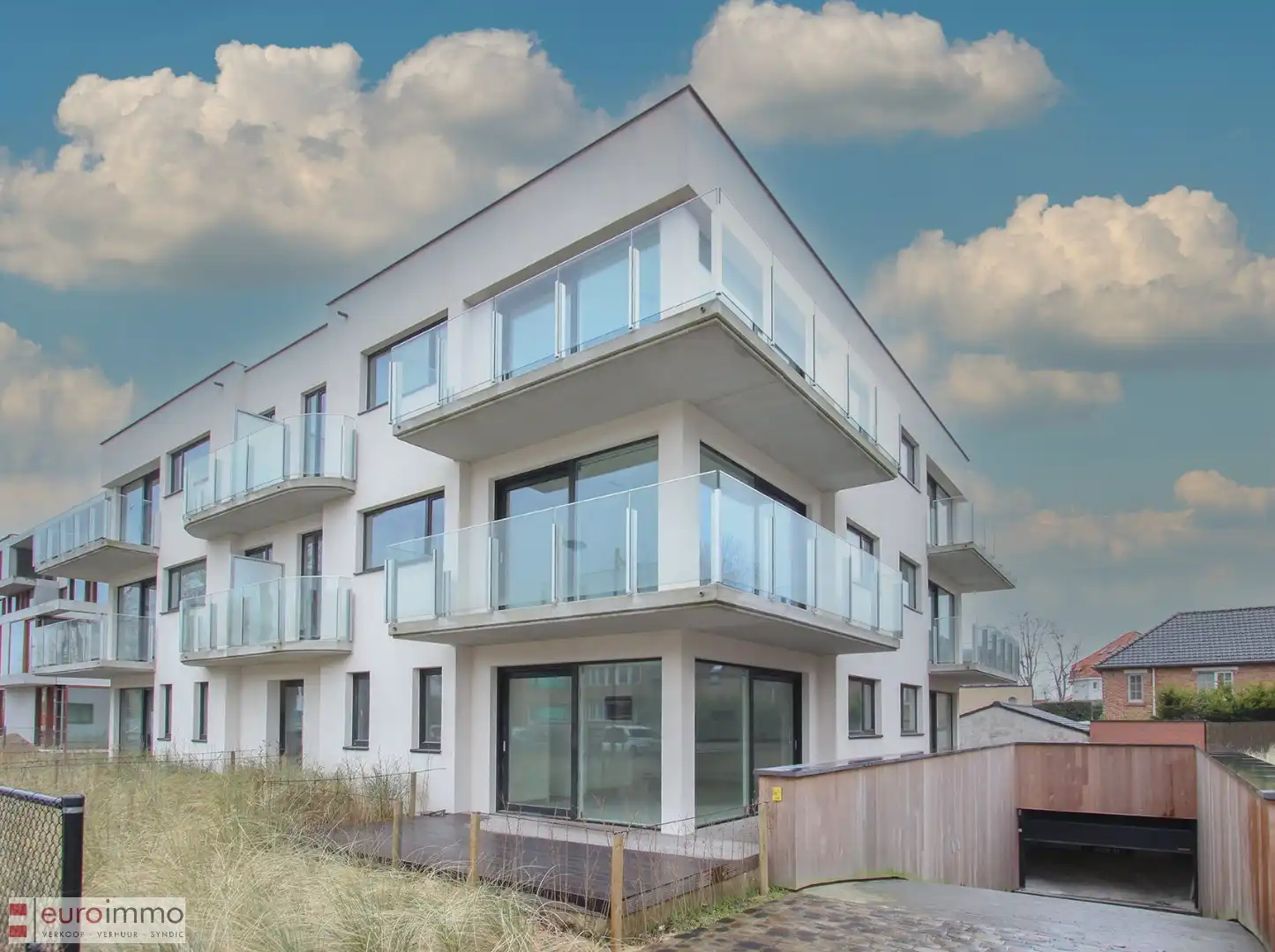 Uitermate knap afgewerkt, zéér recent appartement met 2 ruime slaapkamers in een kleinschalige residentie. foto {{pictureIndex}}