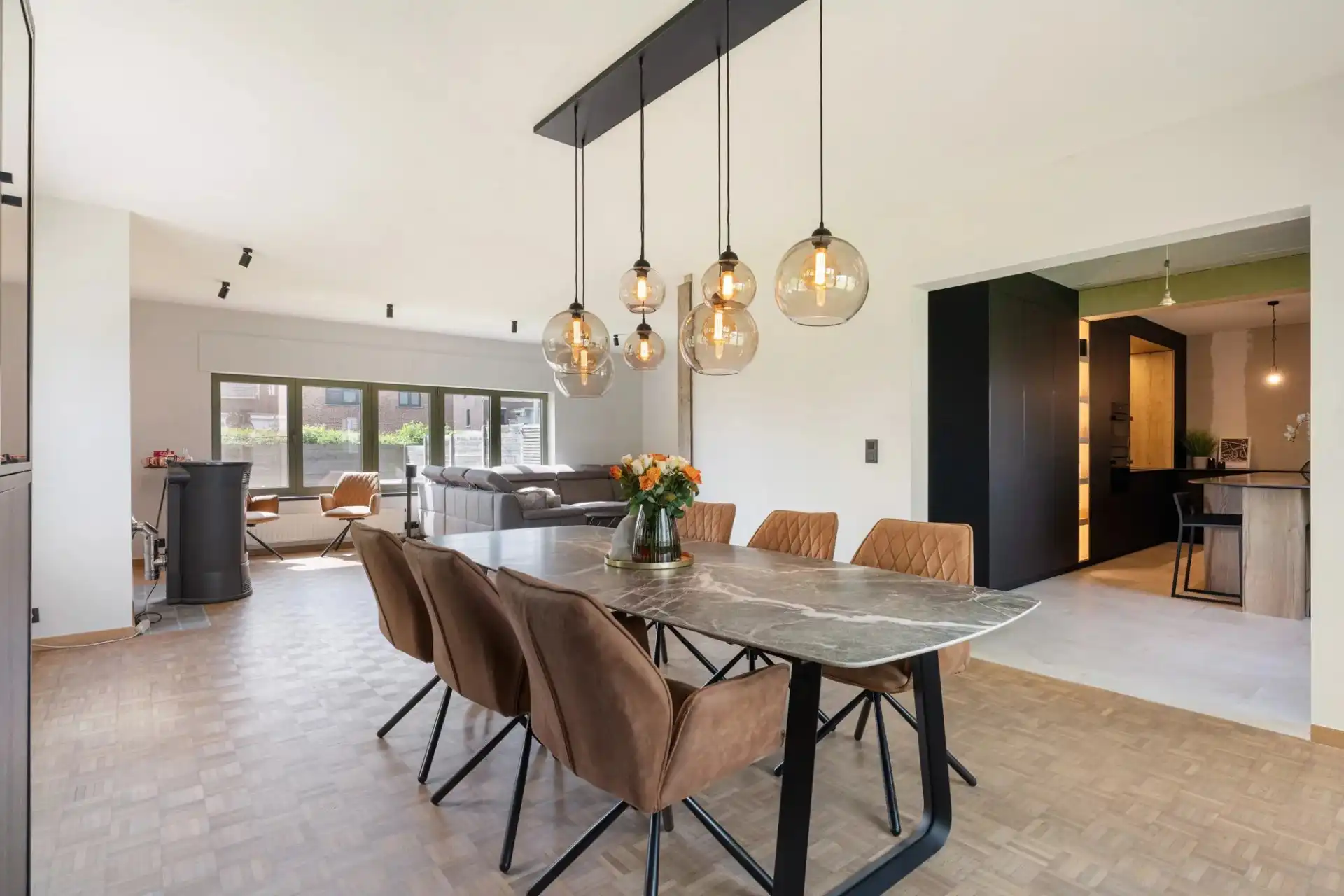 Vernieuwde gezinswoning met tuin en dubbele garage te Herk-de-Stad foto 2