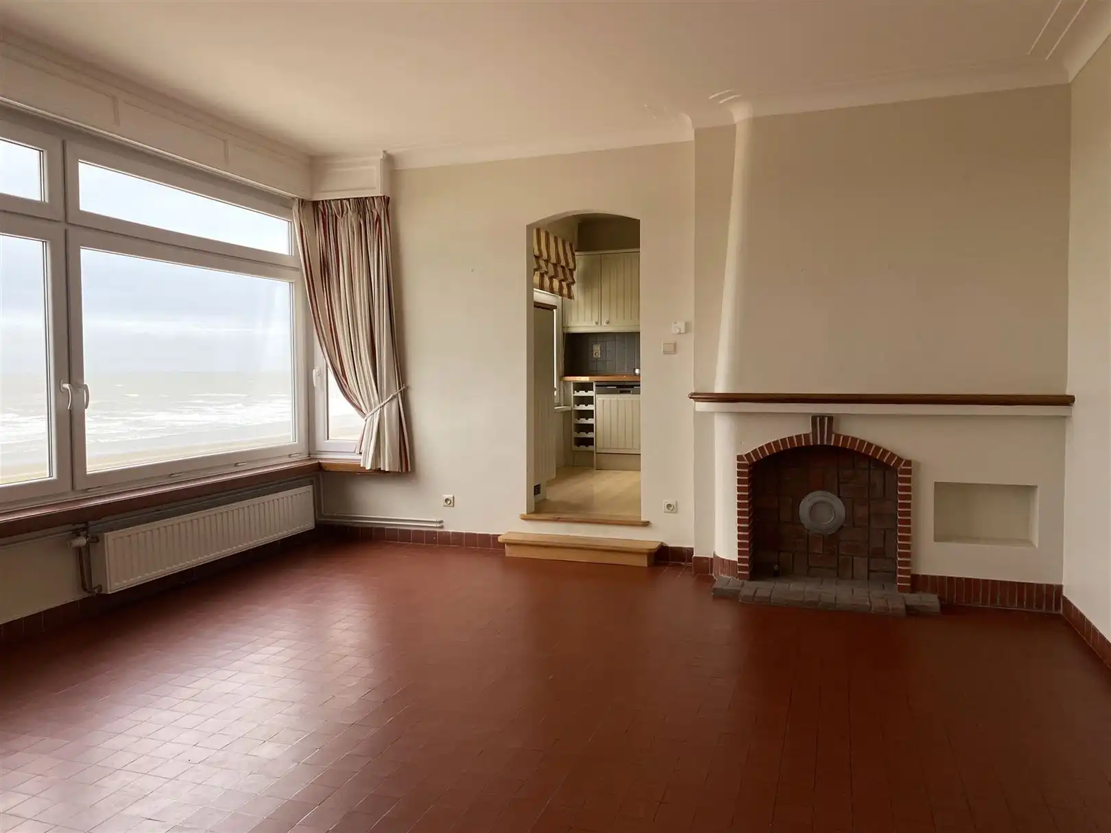 ongemeubeld appartement met frontaal zeezicht foto 5