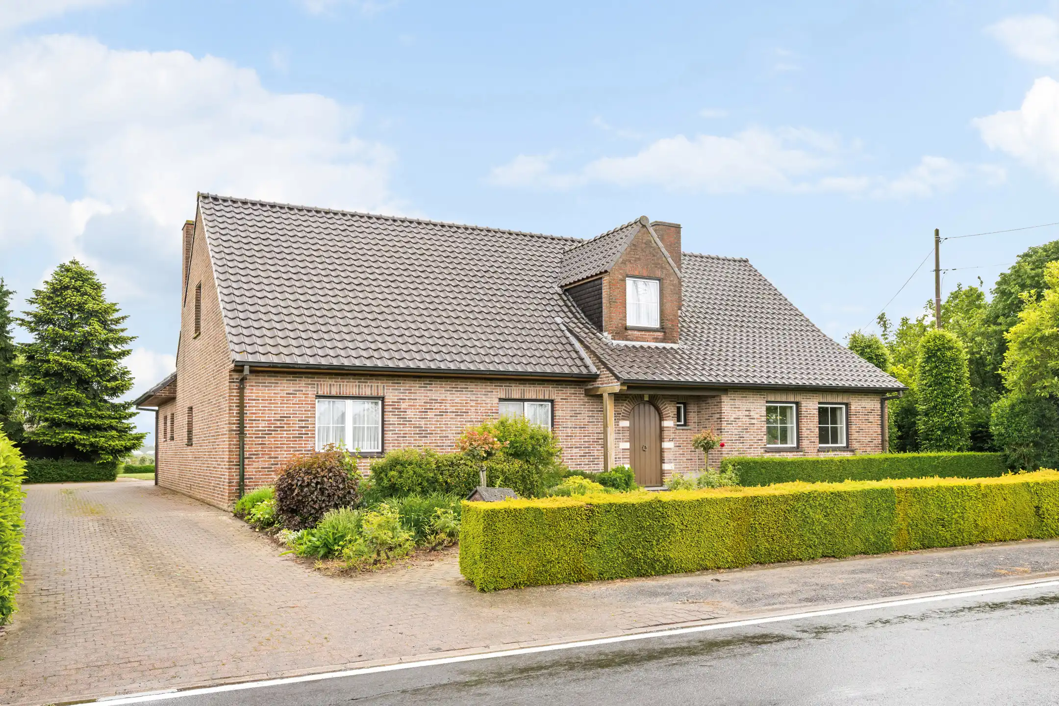 Prachtig gelegen bungalow op 1.645 m². foto {{pictureIndex}}