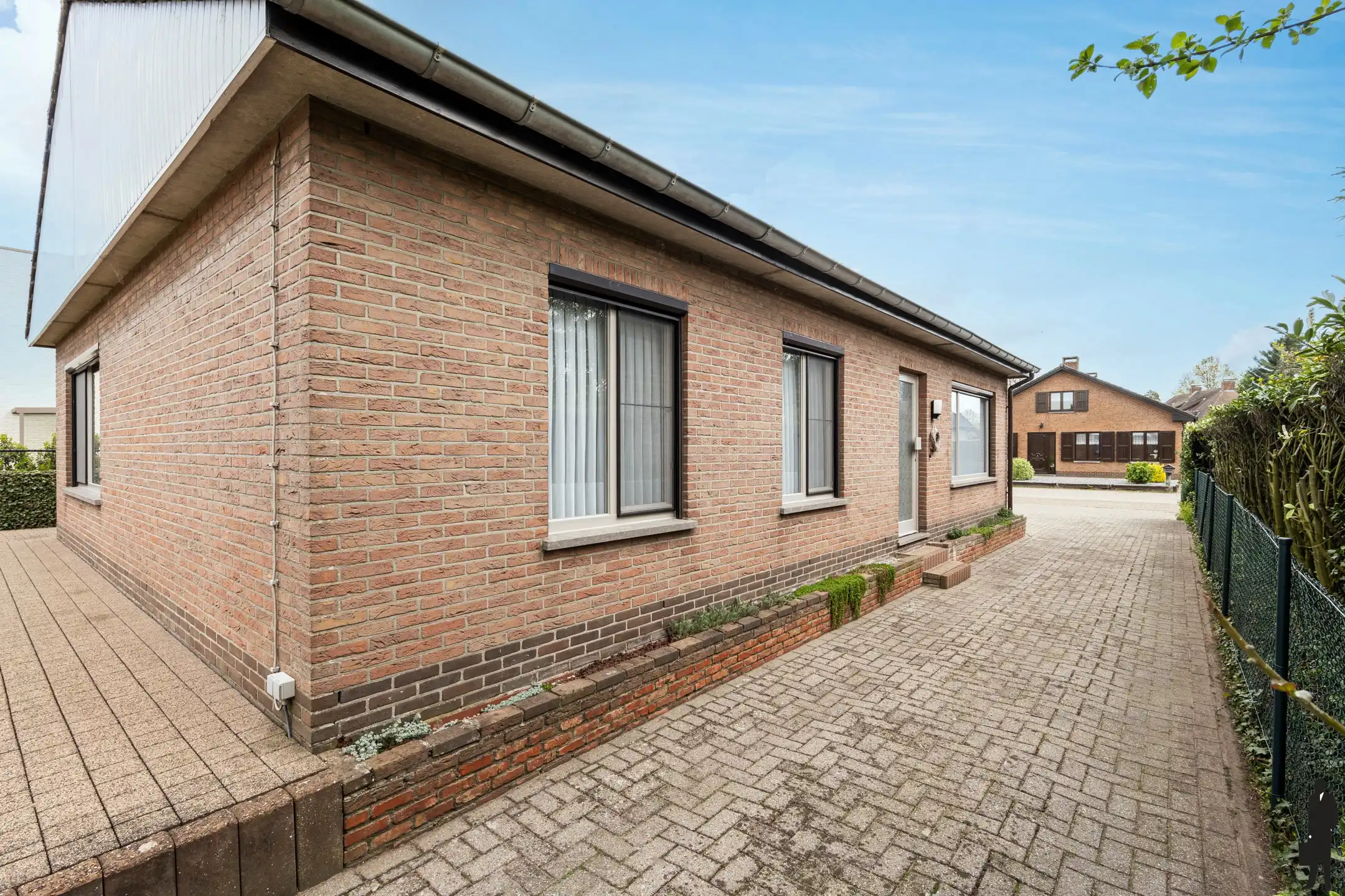 Woning met garage op 615m² grond in centrum Poppel. foto 2