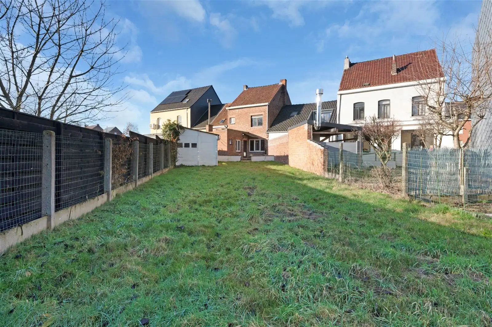 Deels te renoveren gezinswoning met garage en tuin foto 3