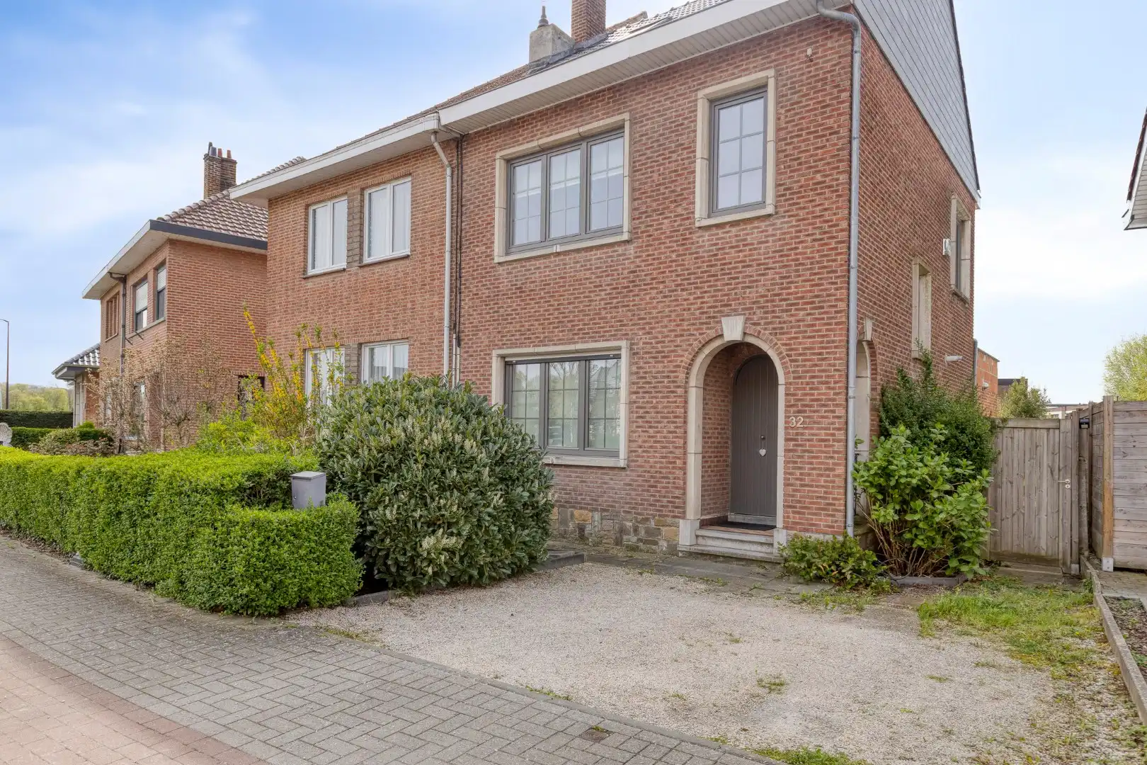 Gerenoveerde halfopen woning met 3 slaapkamers en tuin – 1651 LOT (BEERSEL) foto {{pictureIndex}}