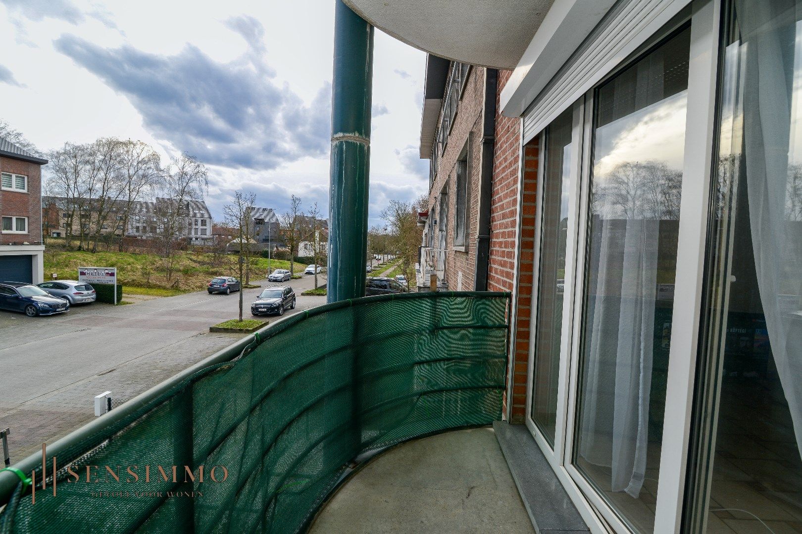 Centraal gelegen appartement in hartje Genk, ideaal voor eigen bewoning of investering! foto 14